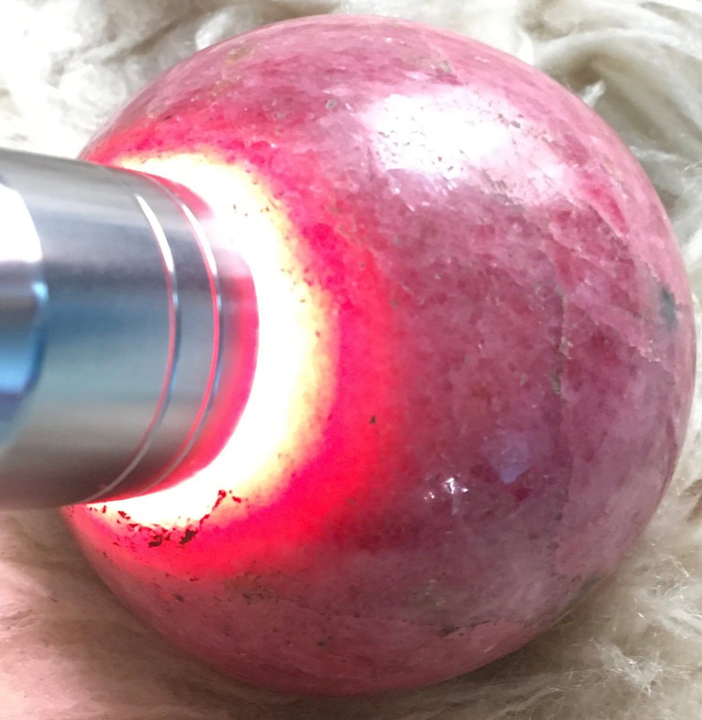 Rhodonite sphere, unique piece of 60 millimeters, 445 grams. Magnificent quality, superb color! Perfect for lithotherapy, collection, exhibition...!