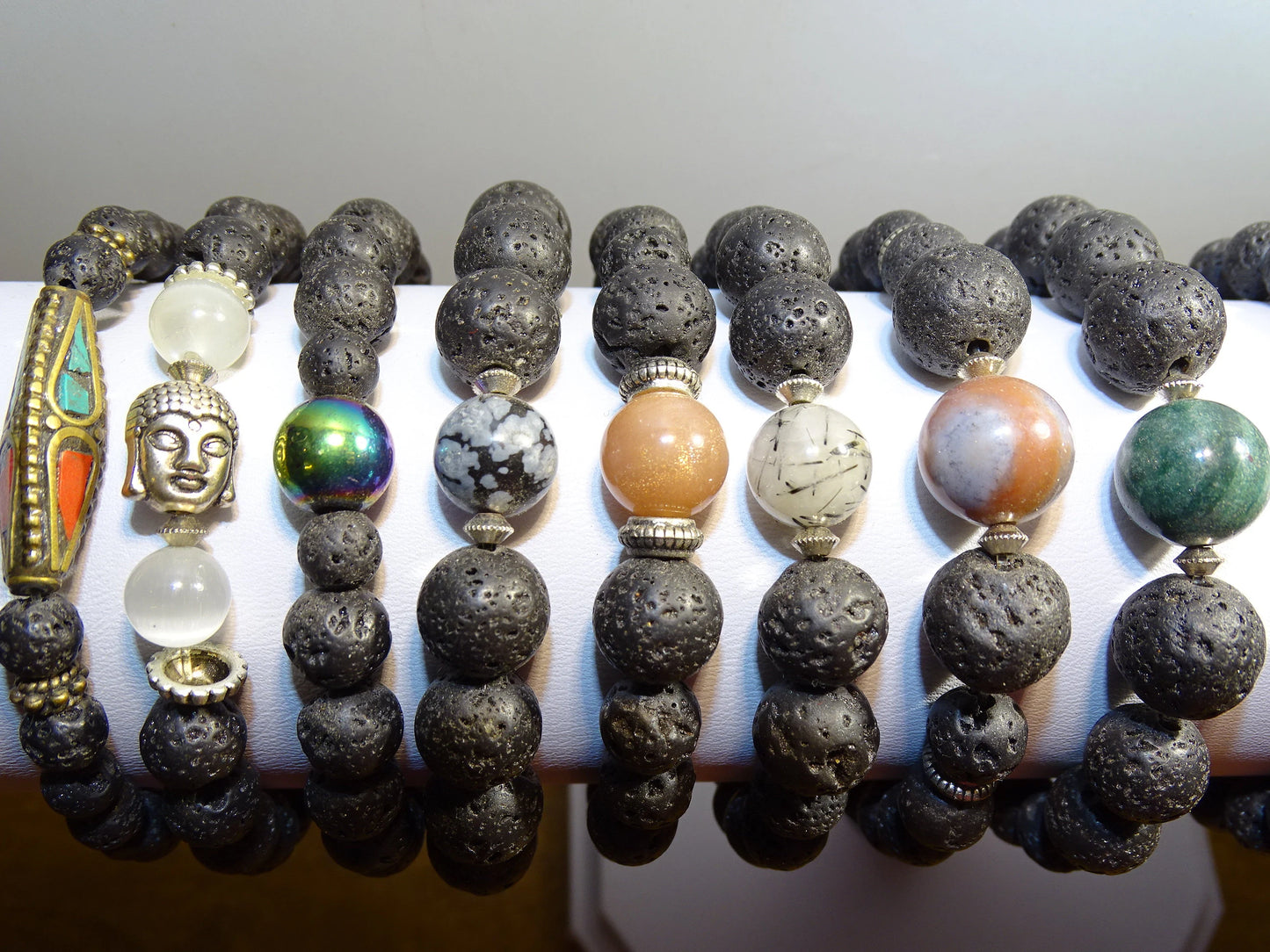 Bracelet, collection n°5 'pierre de lave', perles de 8mm - 17 à 21 cm. Fait main par Zen Curiosity !