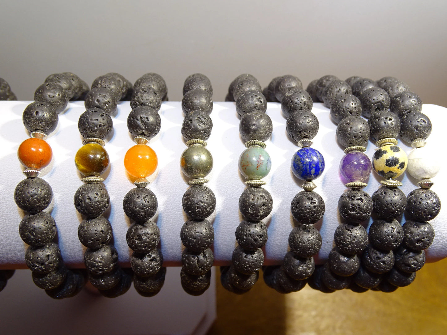 Bracelet, collection n°5 'pierre de lave', perles de 8mm - 17 à 21 cm. Fait main par Zen Curiosity !