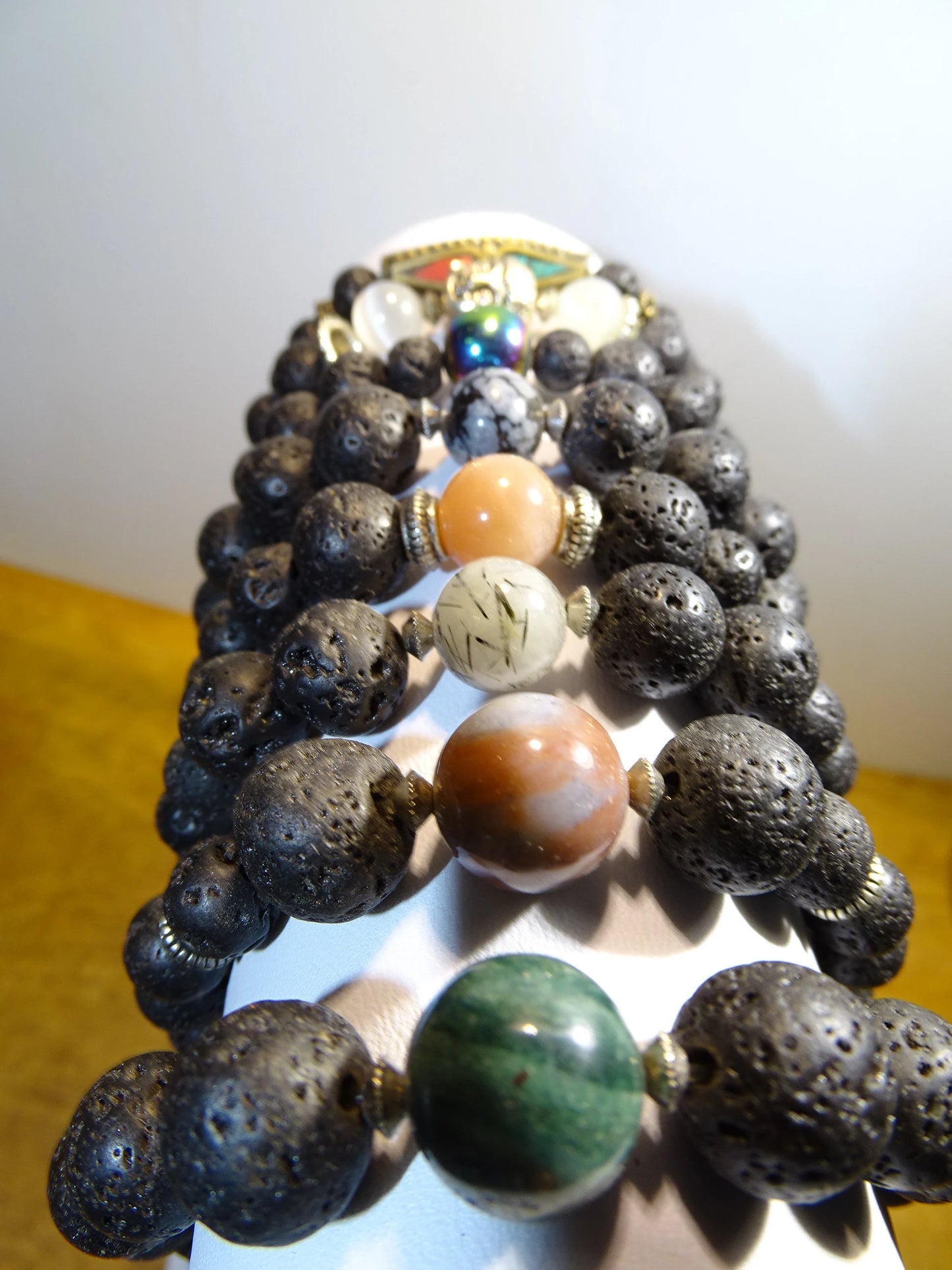 Bracelet, collection n°5 'pierre de lave', perles de 8mm - 17 à 21 cm. Fait main par Zen Curiosity !