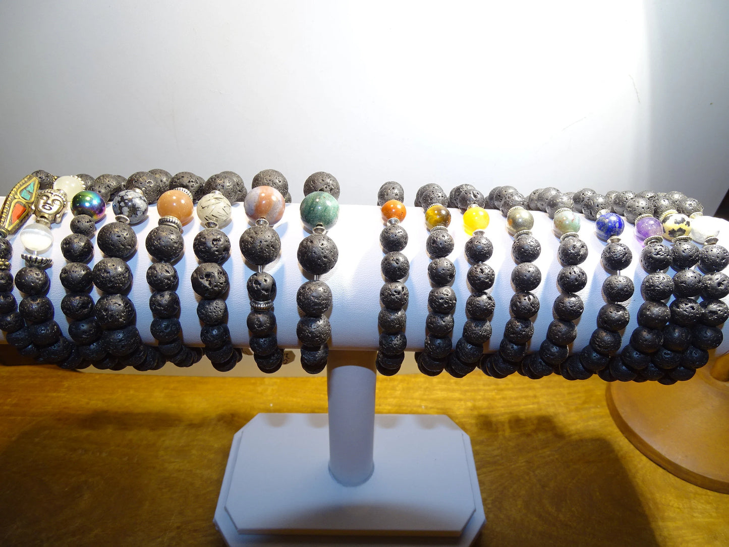 Bracelet, collection n°5 'pierre de lave', perles de 8mm - 17 à 21 cm. Fait main par Zen Curiosity !