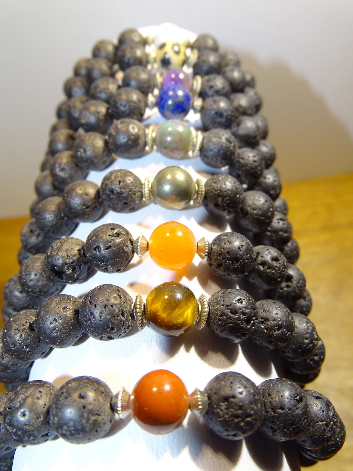 Bracelet, collection n°5 'pierre de lave', perles de 8mm - 17 à 21 cm. Fait main par Zen Curiosity !