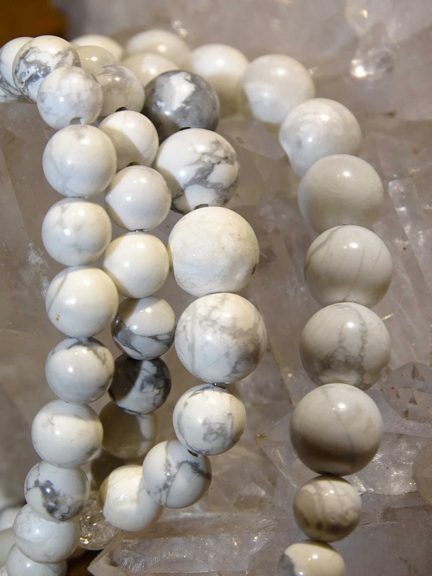 Howlite, perles rondes de 4, 6, 8 ou 10 mm. Vendu en fil de perle 38/39 cm, en bracelet de 17 à 21cm, en collier de 45 ou sautoir de 60cm. Qualité AA à AAA !