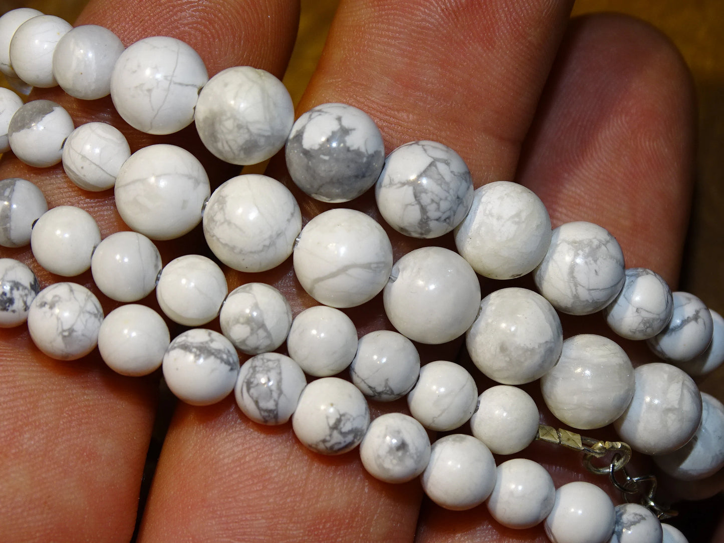 Howlite, perles rondes de 4, 6, 8 ou 10 mm. Vendu en fil de perle 38/39 cm, en bracelet de 17 à 21cm, en collier de 45 ou sautoir de 60cm. Qualité AA à AAA !