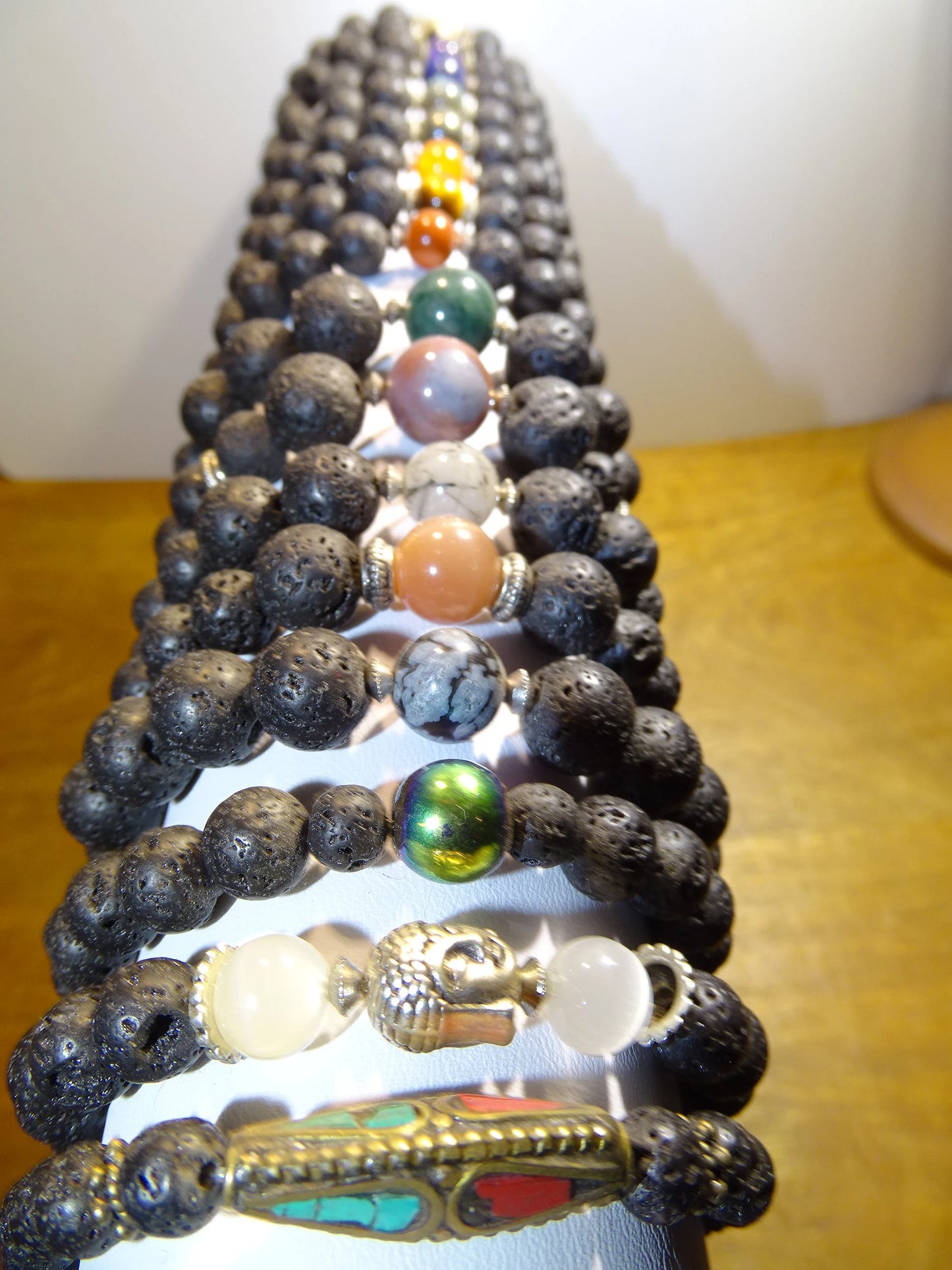 Bracelet, collection n°5 'pierre de lave', perles de 8mm - 17 à 21 cm. Fait main par Zen Curiosity !