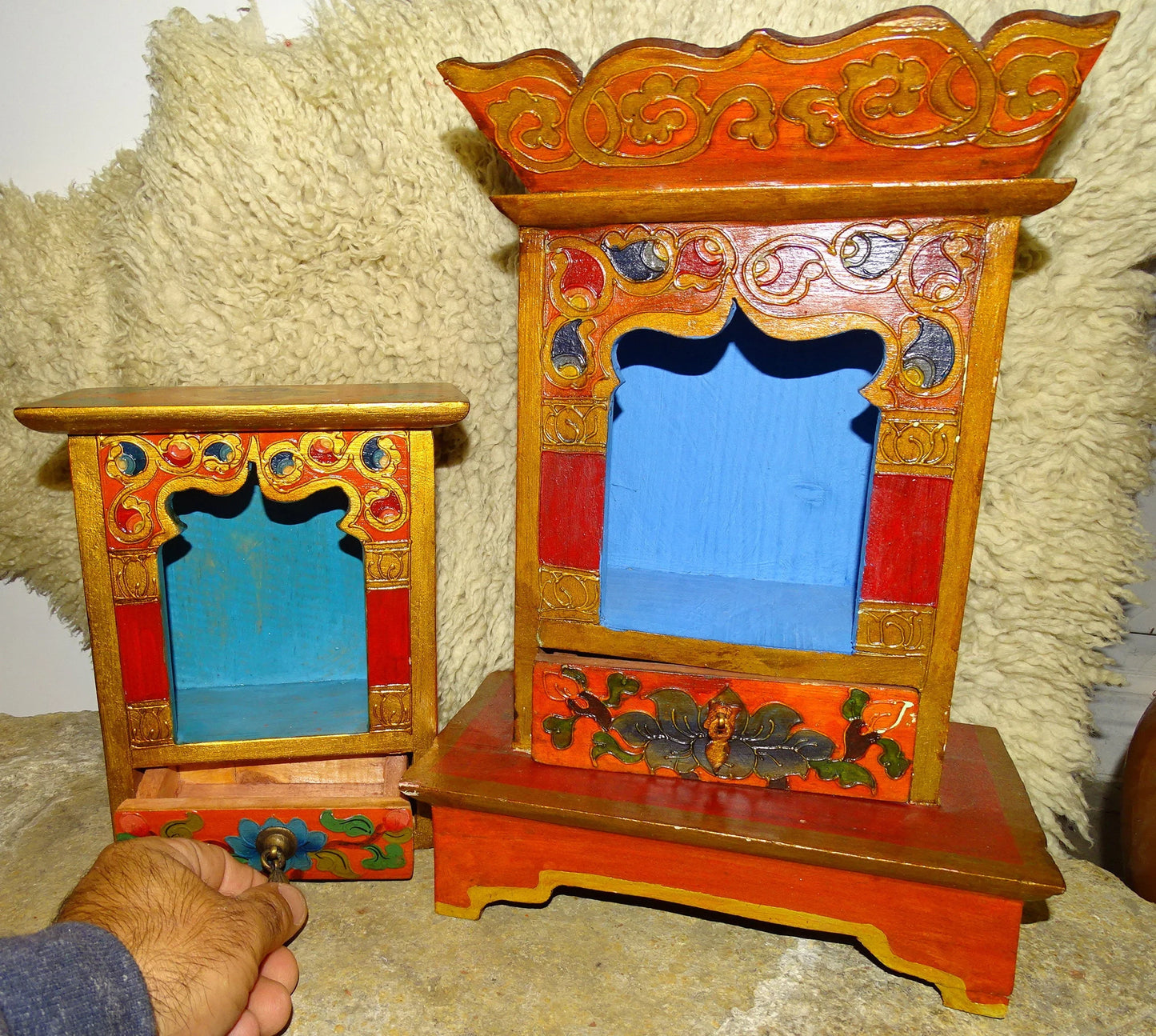Selection of wooden altars with drawers, hand-painted in Nepal. 2 models to choose from: 16.5x22x14 cm or 36x22x9 cm. Very good quality, typical patterns!