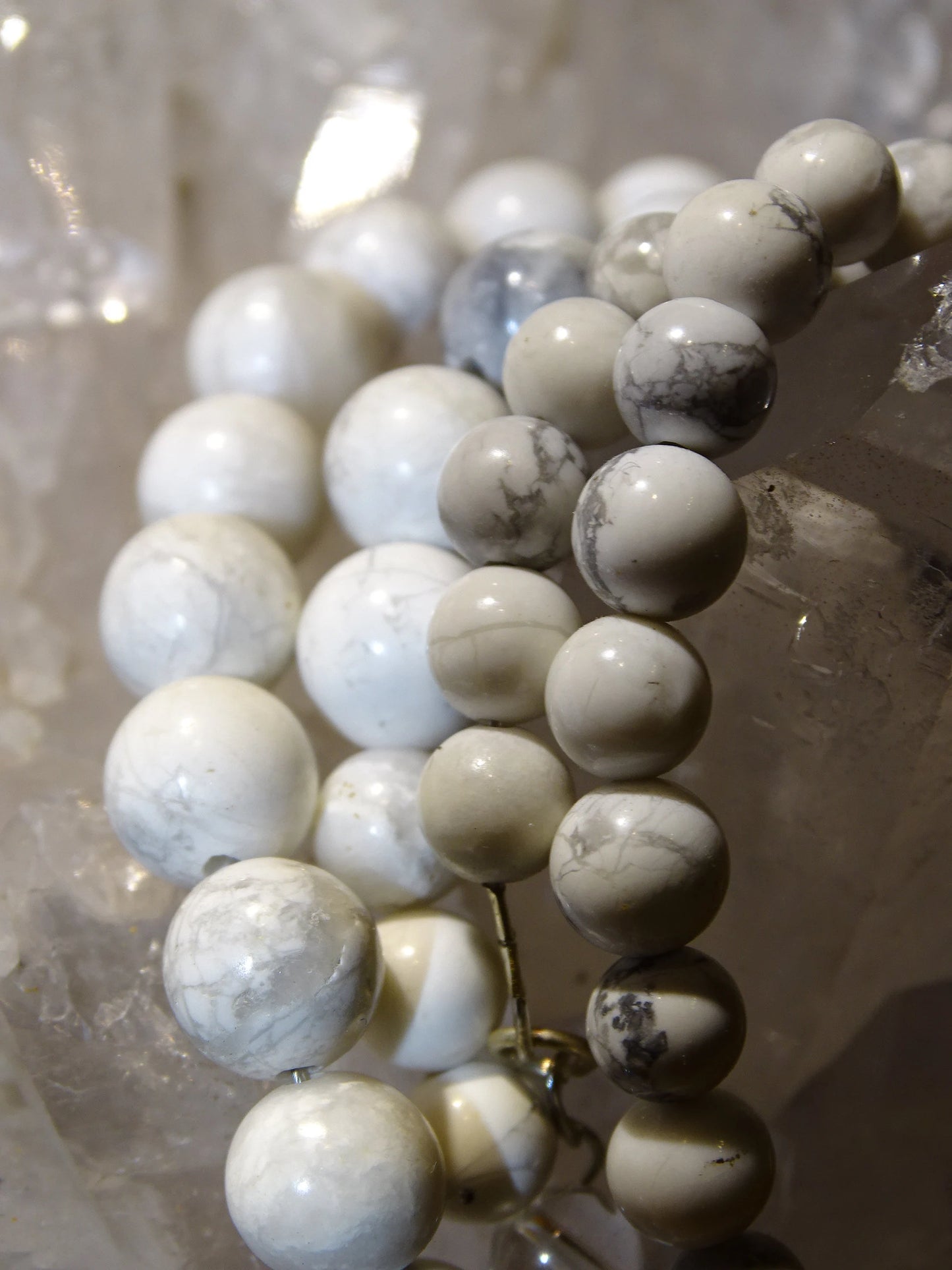 Howlite, perles rondes de 4, 6, 8 ou 10 mm. Vendu en fil de perle 38/39 cm, en bracelet de 17 à 21cm, en collier de 45 ou sautoir de 60cm. Qualité AA à AAA !