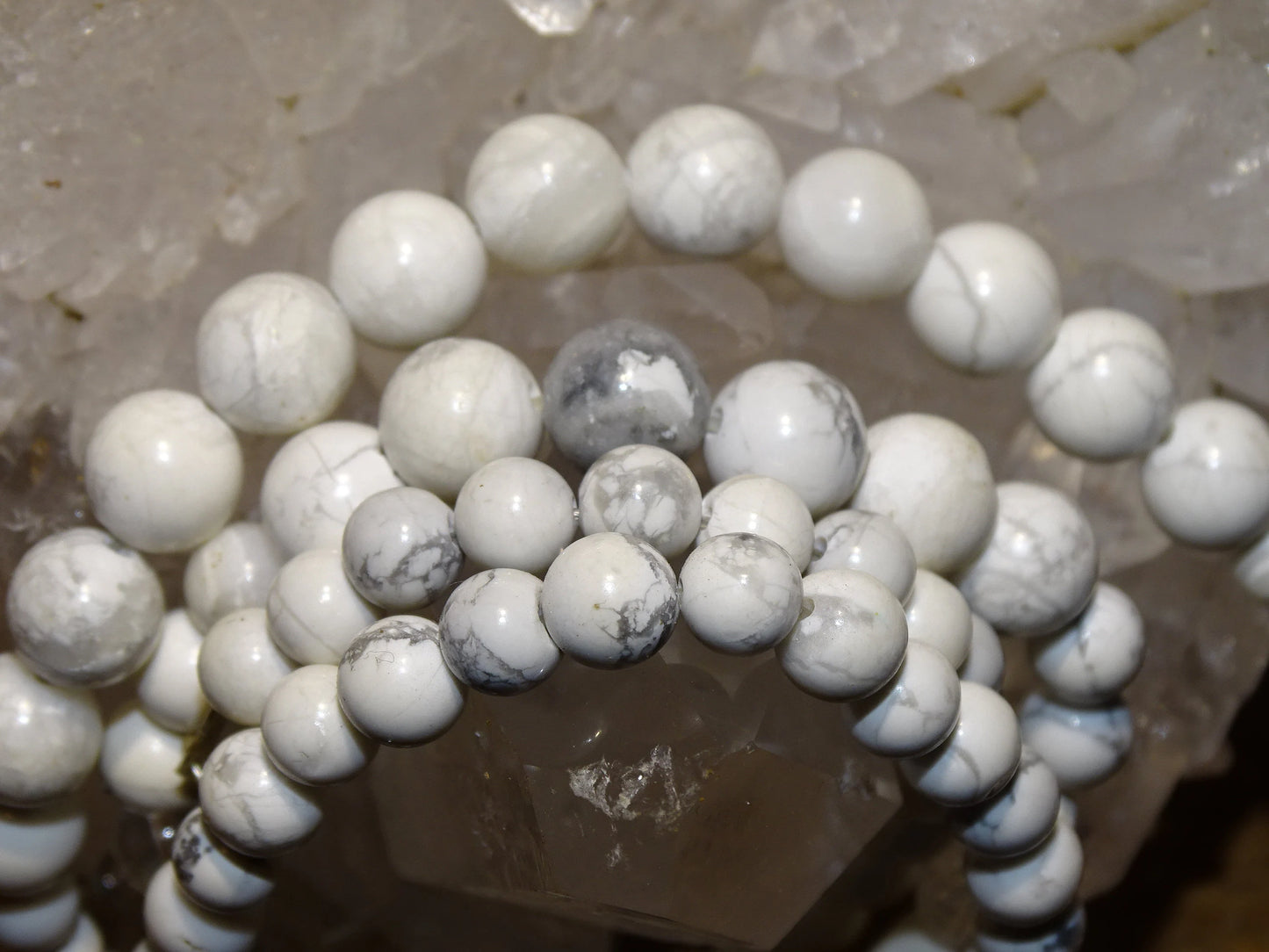 Howlite, perles rondes de 4, 6, 8 ou 10 mm. Vendu en fil de perle 38/39 cm, en bracelet de 17 à 21cm, en collier de 45 ou sautoir de 60cm. Qualité AA à AAA !