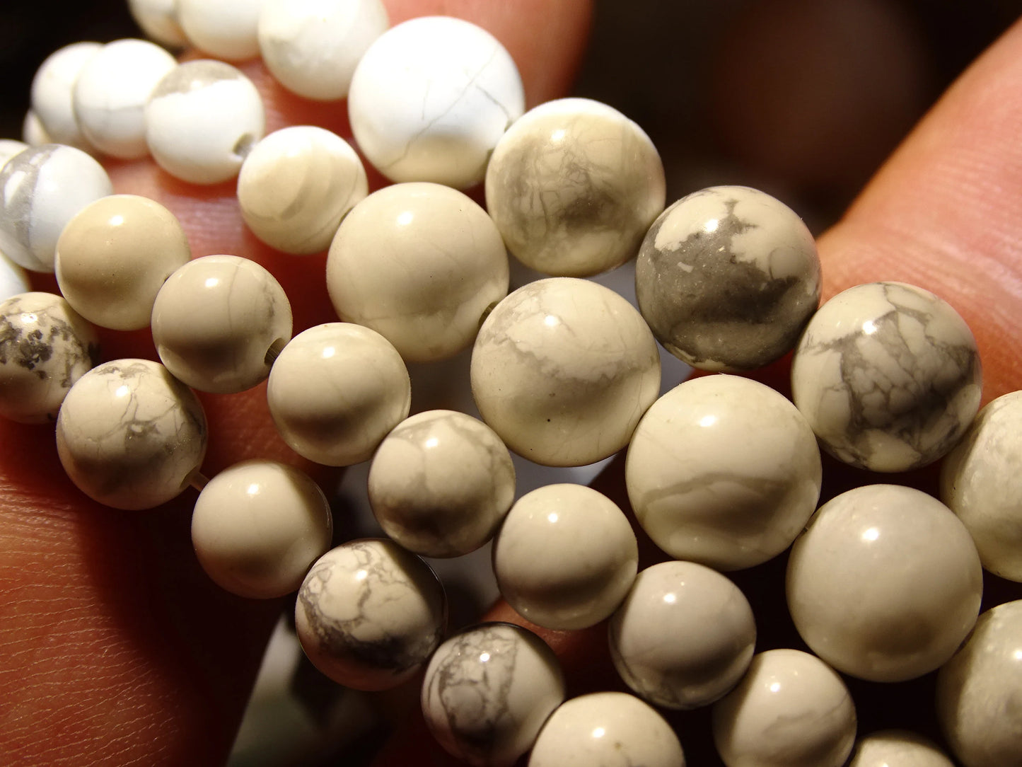 Howlite, perles rondes de 4, 6, 8 ou 10 mm. Vendu en fil de perle 38/39 cm, en bracelet de 17 à 21cm, en collier de 45 ou sautoir de 60cm. Qualité AA à AAA !