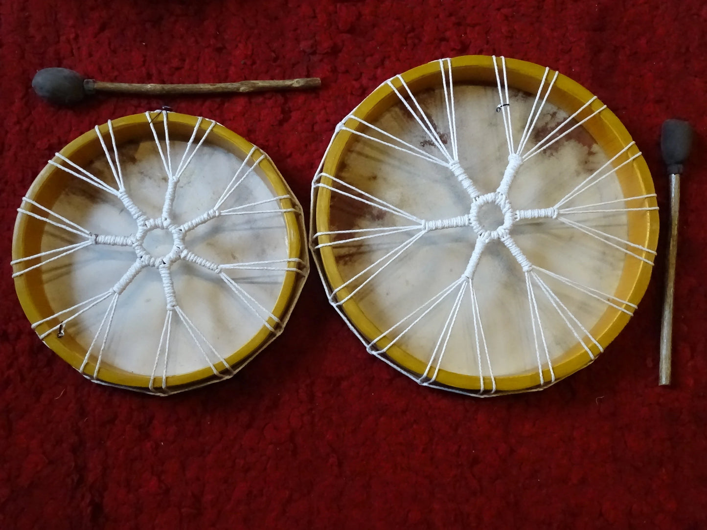 String-tensioned drum, available in 40 or 50 centimeter diameters. High-quality, perfect for beginners or advanced players. Comes with a 35 centimeter mallet, perfect!