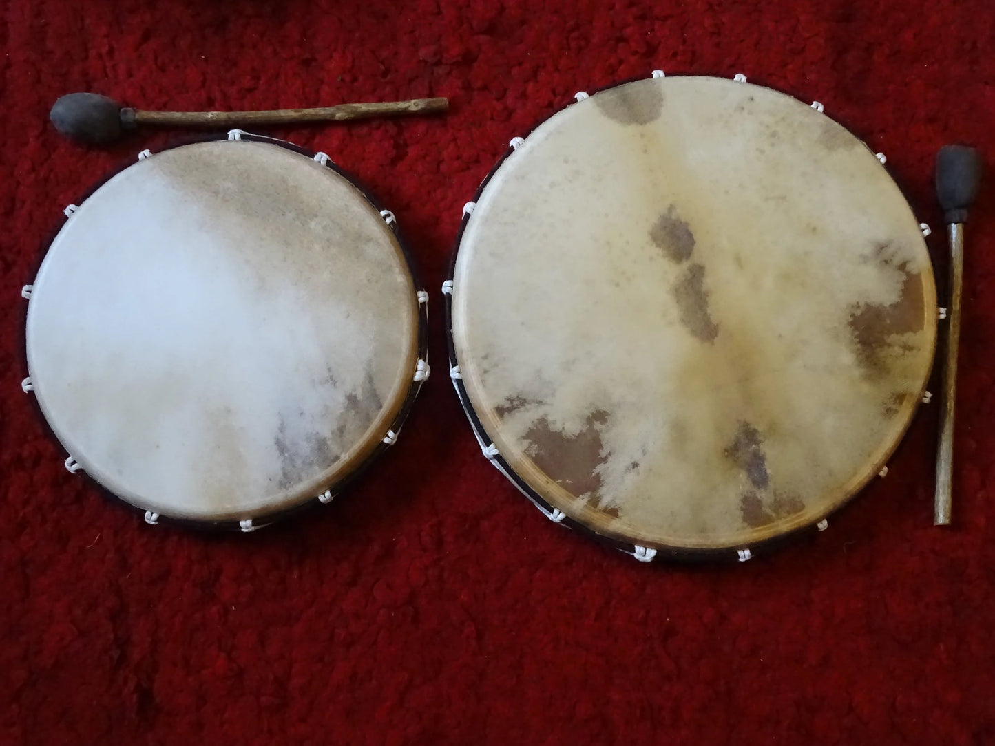 String-tensioned drum, available in 40 or 50 centimeter diameters. High-quality, perfect for beginners or advanced players. Comes with a 35 centimeter mallet, perfect!