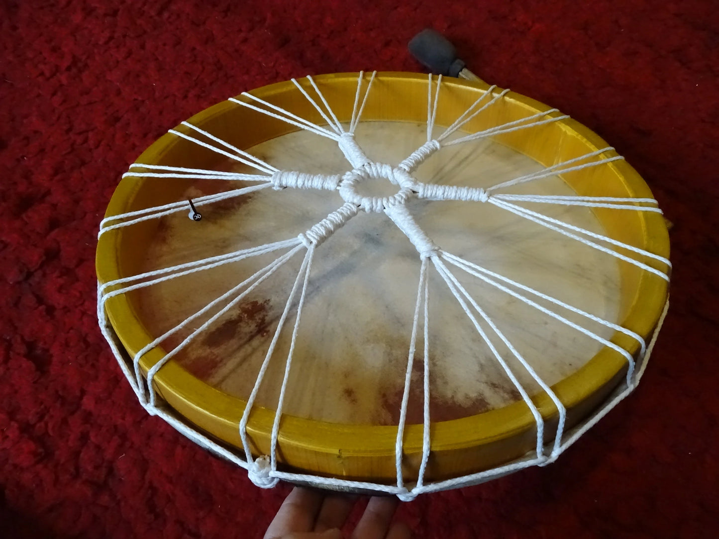 String-tensioned drum, available in 40 or 50 centimeter diameters. High-quality, perfect for beginners or advanced players. Comes with a 35 centimeter mallet, perfect!