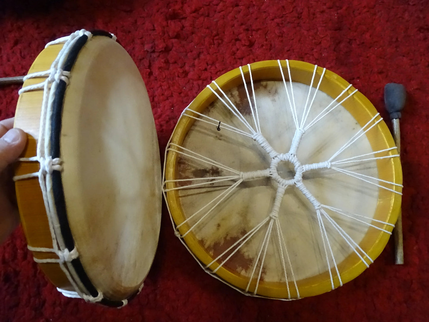 String-tensioned drum, available in 40 or 50 centimeter diameters. High-quality, perfect for beginners or advanced players. Comes with a 35 centimeter mallet, perfect!