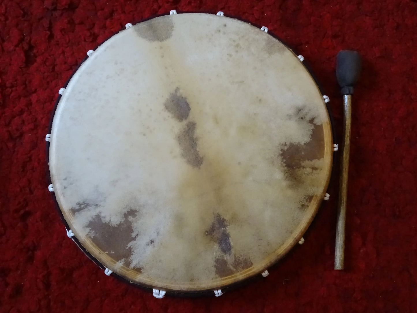String-tensioned drum, available in 40 or 50 centimeter diameters. High-quality, perfect for beginners or advanced players. Comes with a 35 centimeter mallet, perfect!