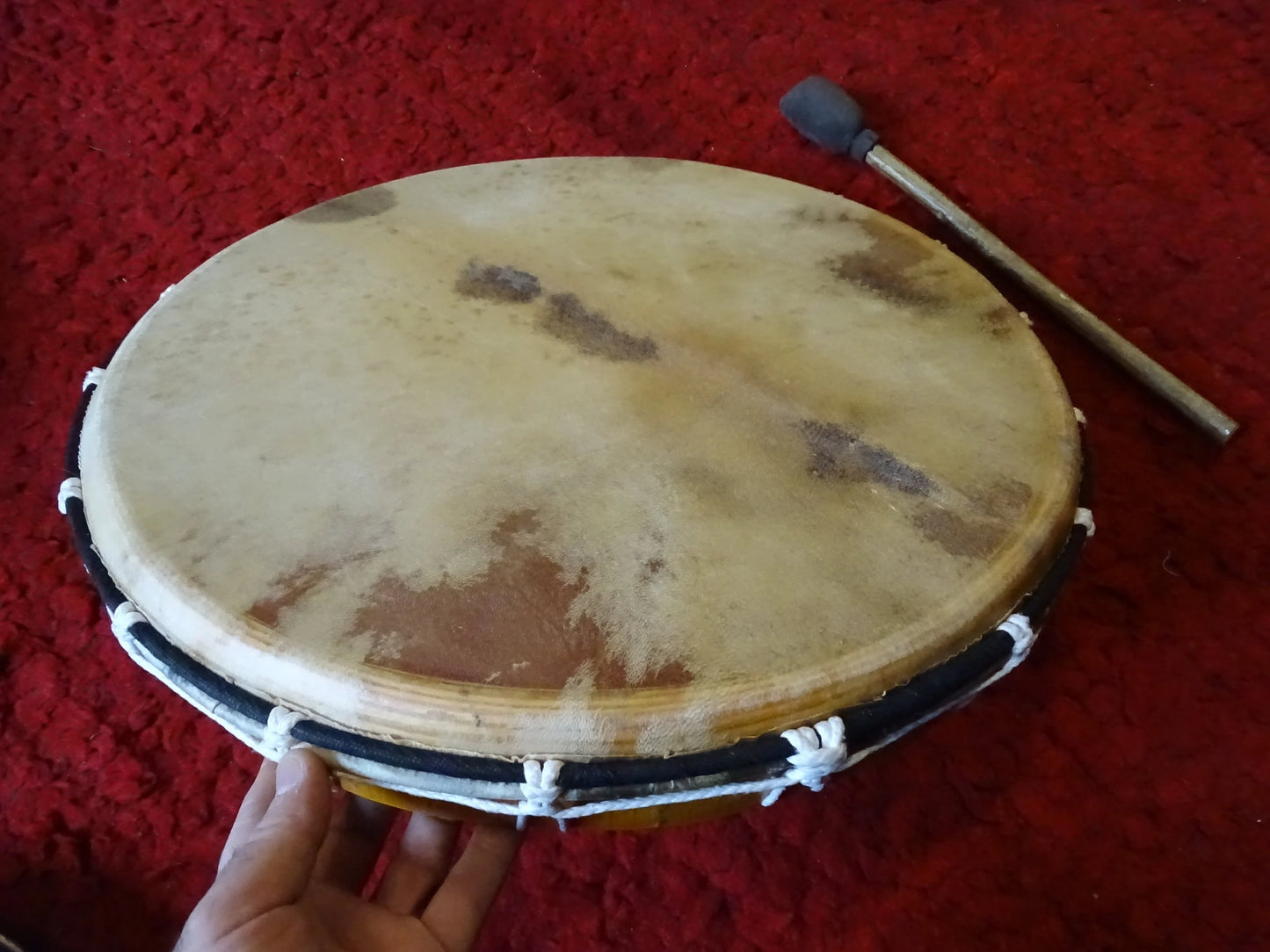 String-tensioned drum, available in 40 or 50 centimeter diameters. High-quality, perfect for beginners or advanced players. Comes with a 35 centimeter mallet, perfect!