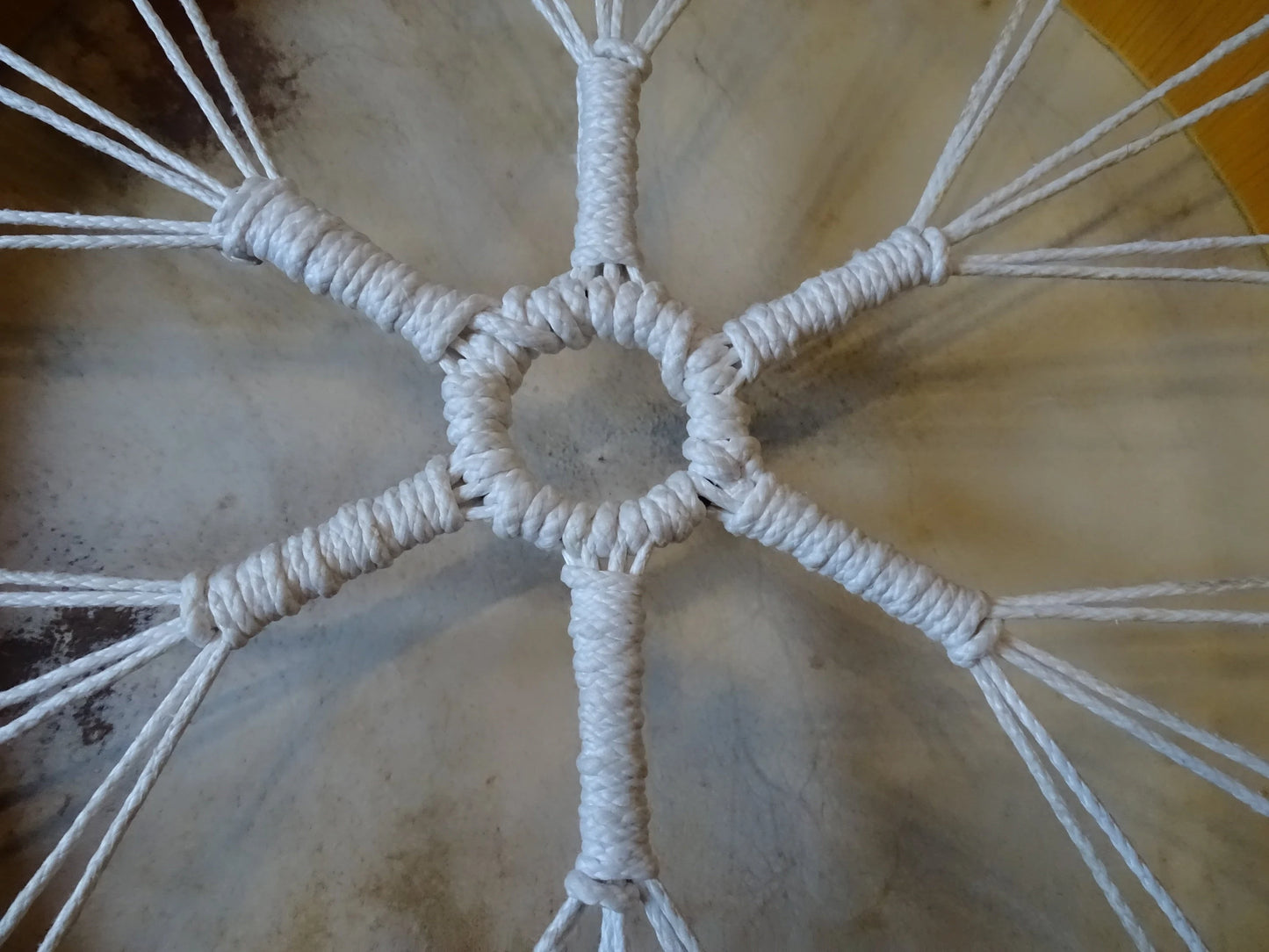 String-tensioned drum, available in 40 or 50 centimeter diameters. High-quality, perfect for beginners or advanced players. Comes with a 35 centimeter mallet, perfect!