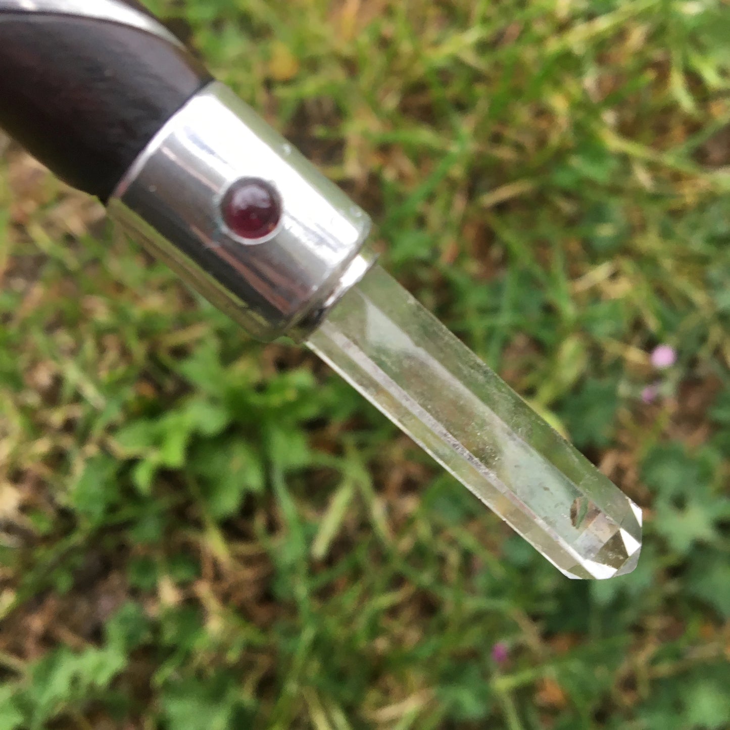 Baguette pour rituel énergétique – Bois de rose, pointe et sphère en cristal de roche, superbe !