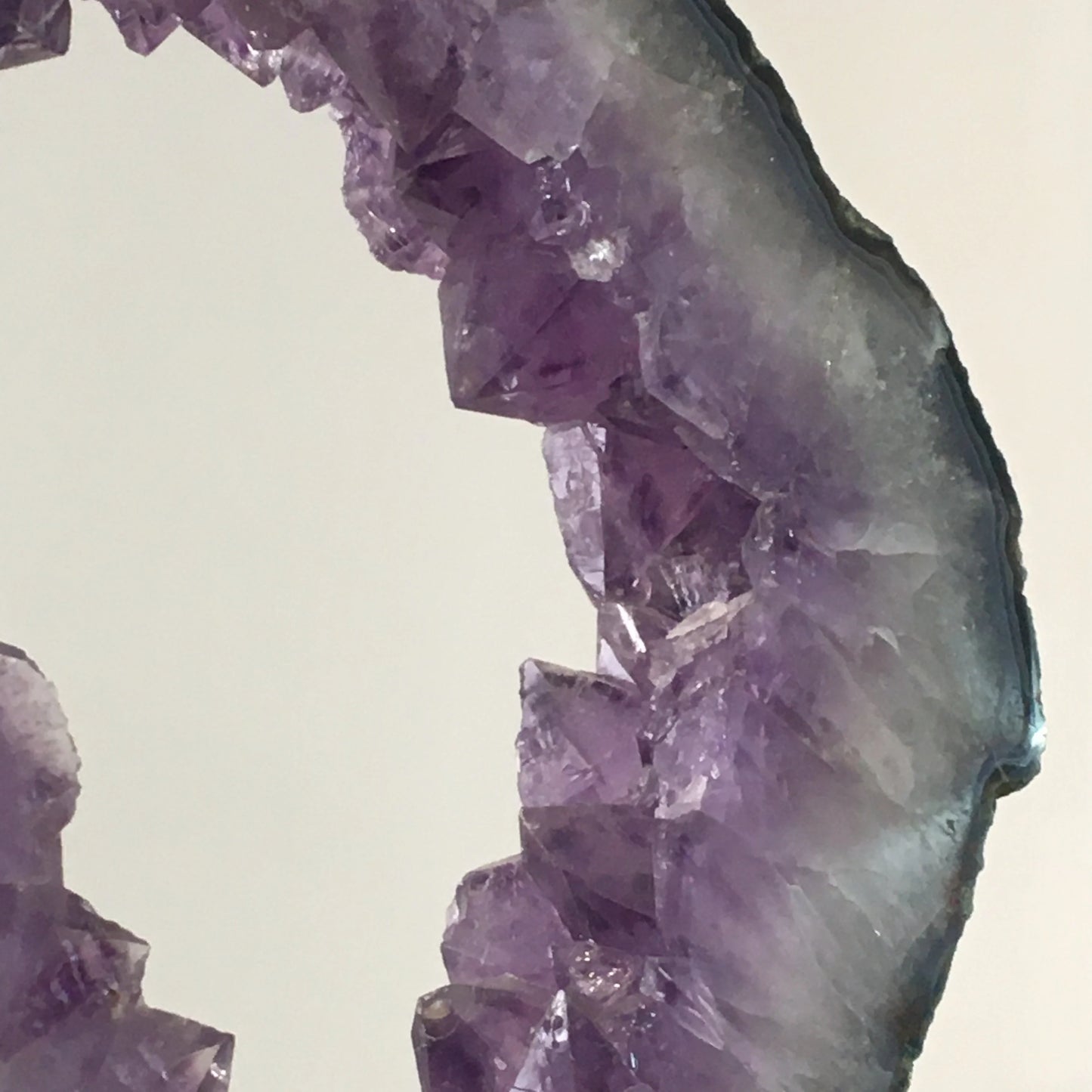 Améthyste, tranche/ anneau de géode, 5.85 kilogrammes - 30 centimètres de diamètre. Vendu avec socle en métal sur mesure. Superbe qualité AA, en provenance du Brésil. Incroyables effets positifs pour vos collections, expositions...parfait !
