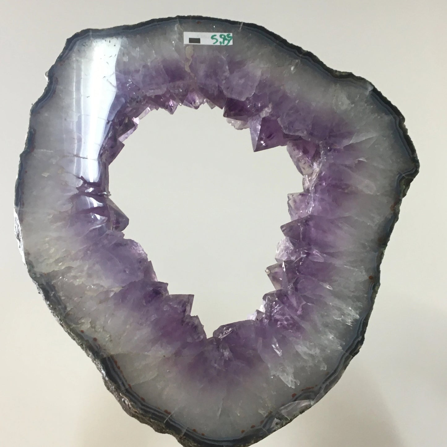 Améthyste, tranche/ anneau de géode, 5.85 kilogrammes - 30 centimètres de diamètre. Vendu avec socle en métal sur mesure. Superbe qualité AA, en provenance du Brésil. Incroyables effets positifs pour vos collections, expositions...parfait !