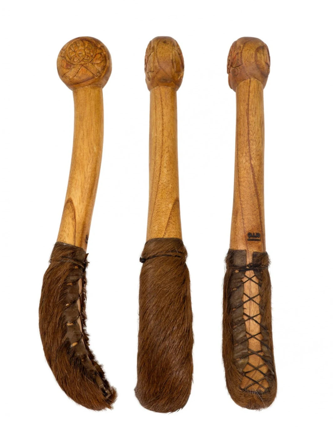 Sélection de maillets pour tambours chamanique, avec sculptures et poignées habillés en cuir ! Donne un son sec et court !