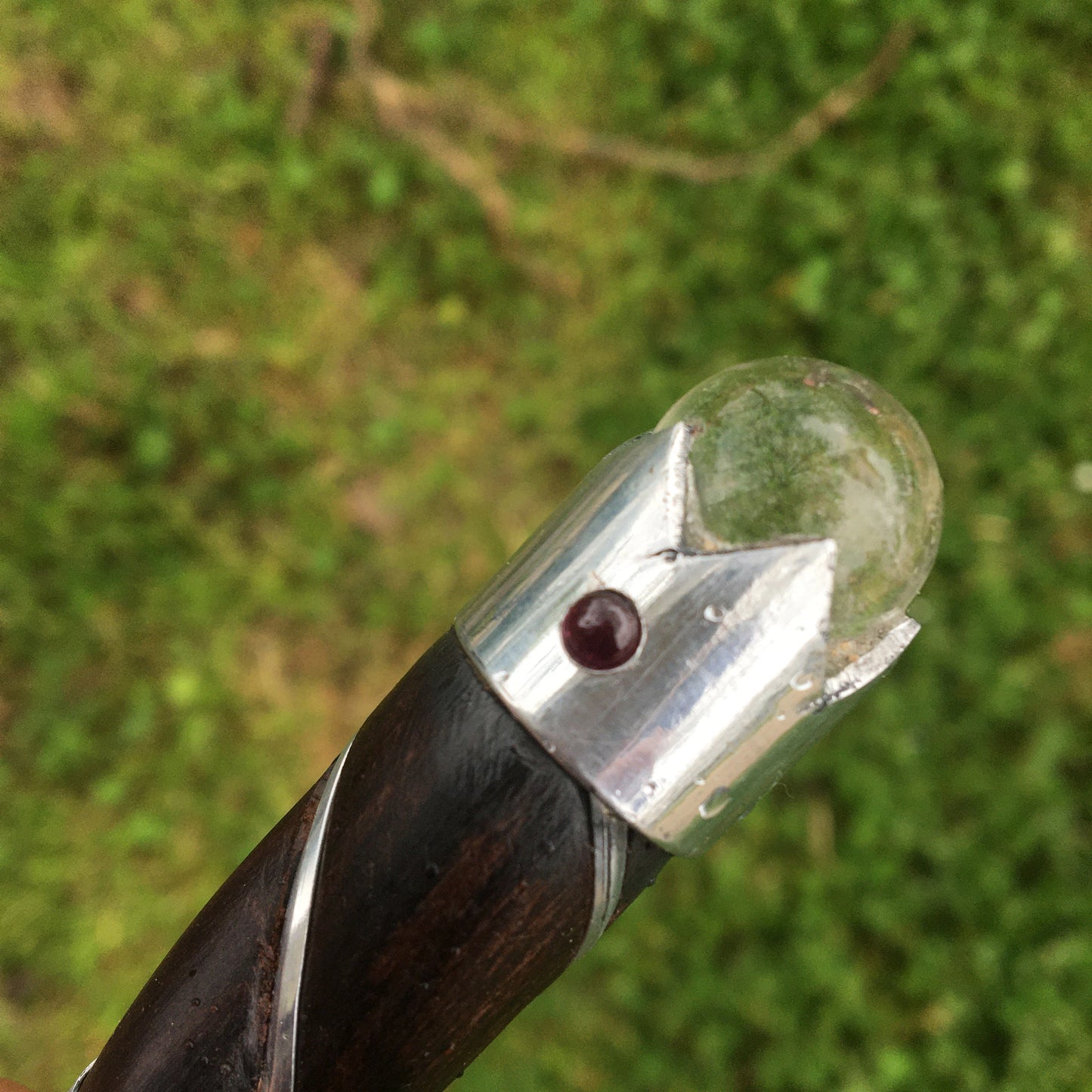 Baguette pour rituel énergétique – Bois de rose, pointe et sphère en cristal de roche, superbe !