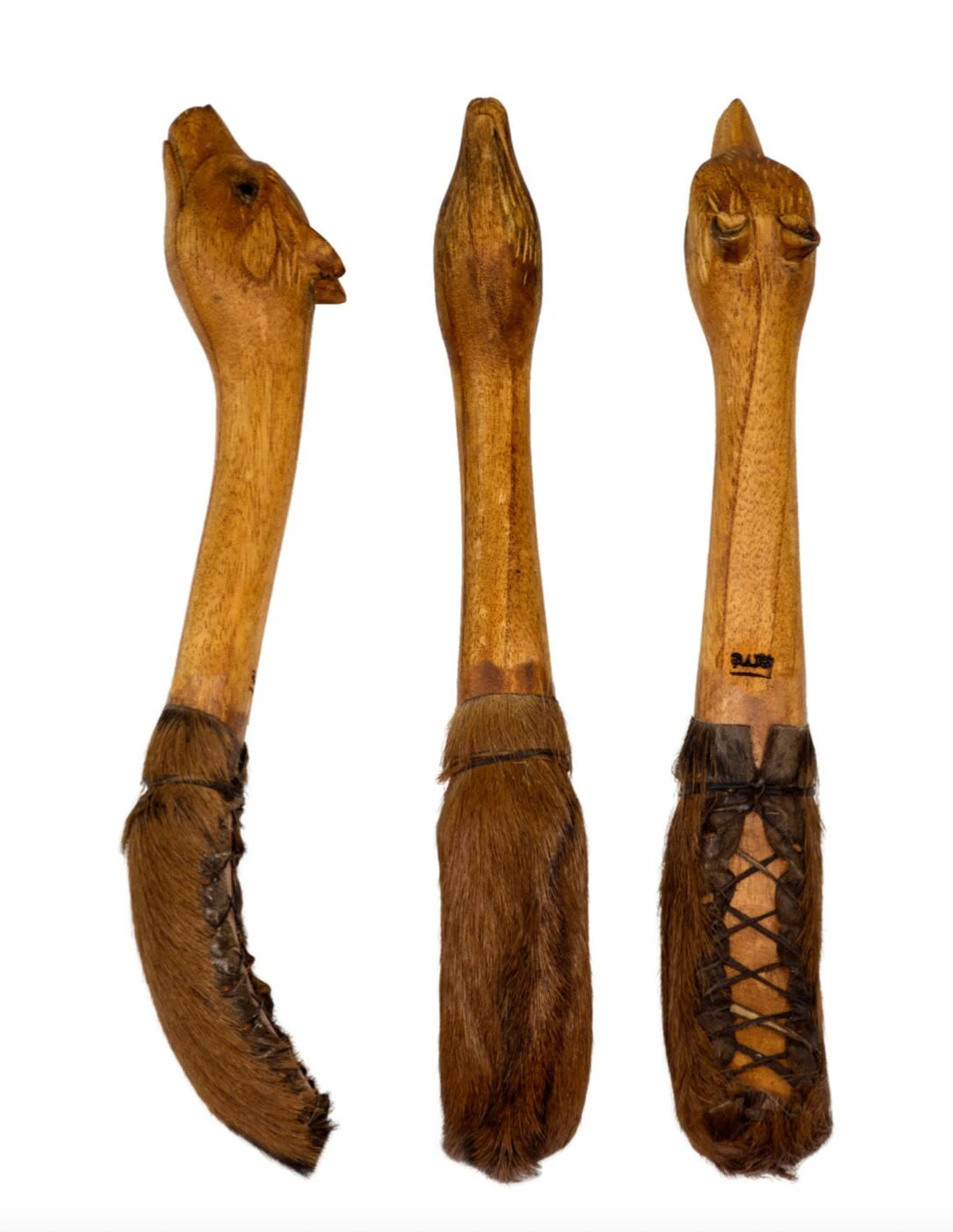 Sélection de maillets pour tambours chamanique, avec sculptures et poignées habillés en cuir ! Donne un son sec et court !