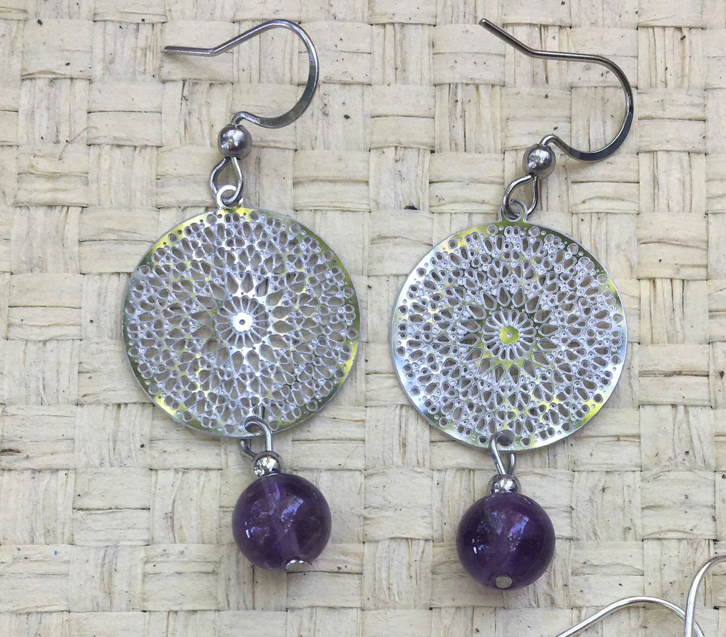Boucles d'oreilles en Améthyste avec un superbe Mandala en Argent où est suspendue une perle ronde, qualité AA à AAA. Finition Argent 925 !