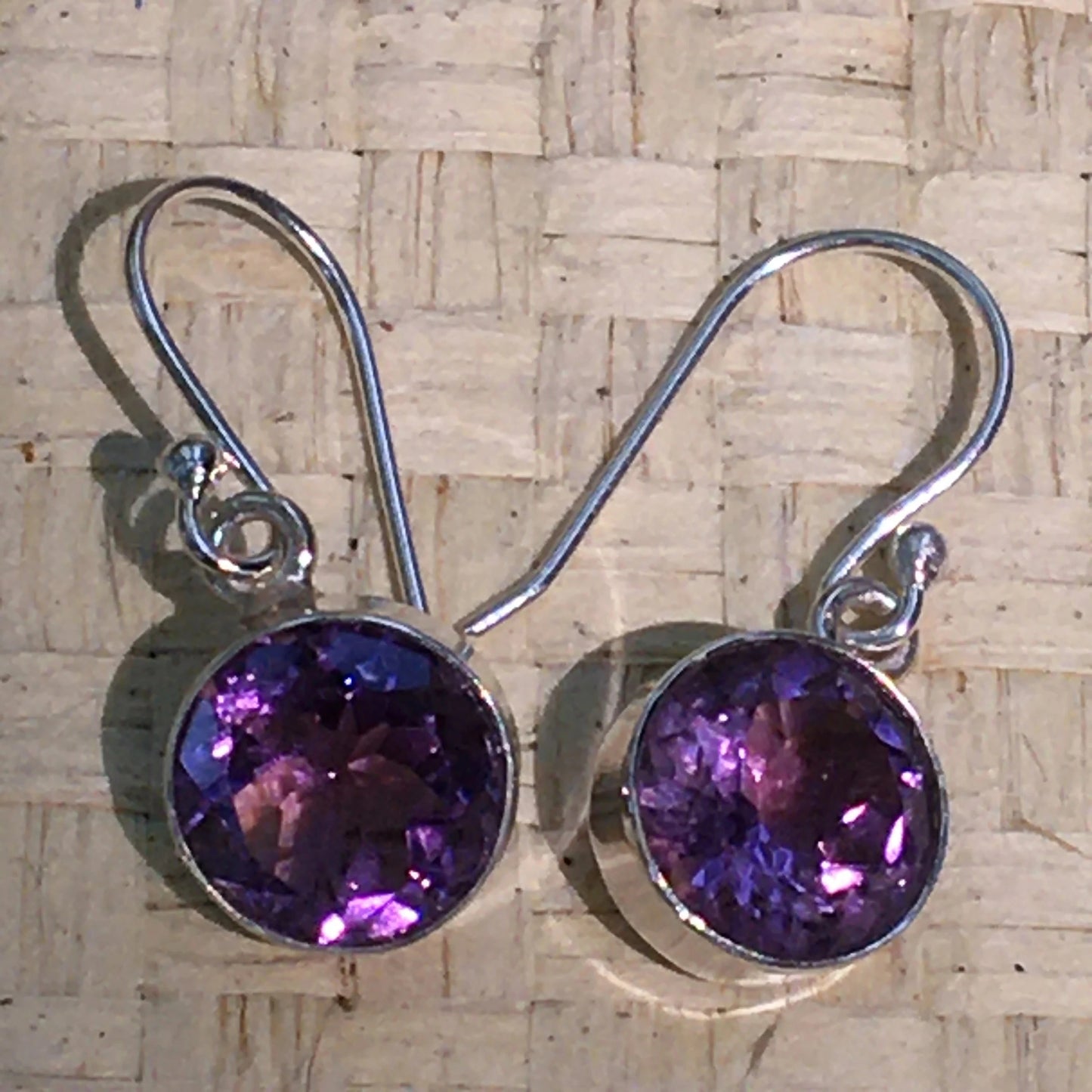 Boucles d'oreilles en Améthyste, cabochon facetté sertis Argent 925, qualité AA à AAA !
