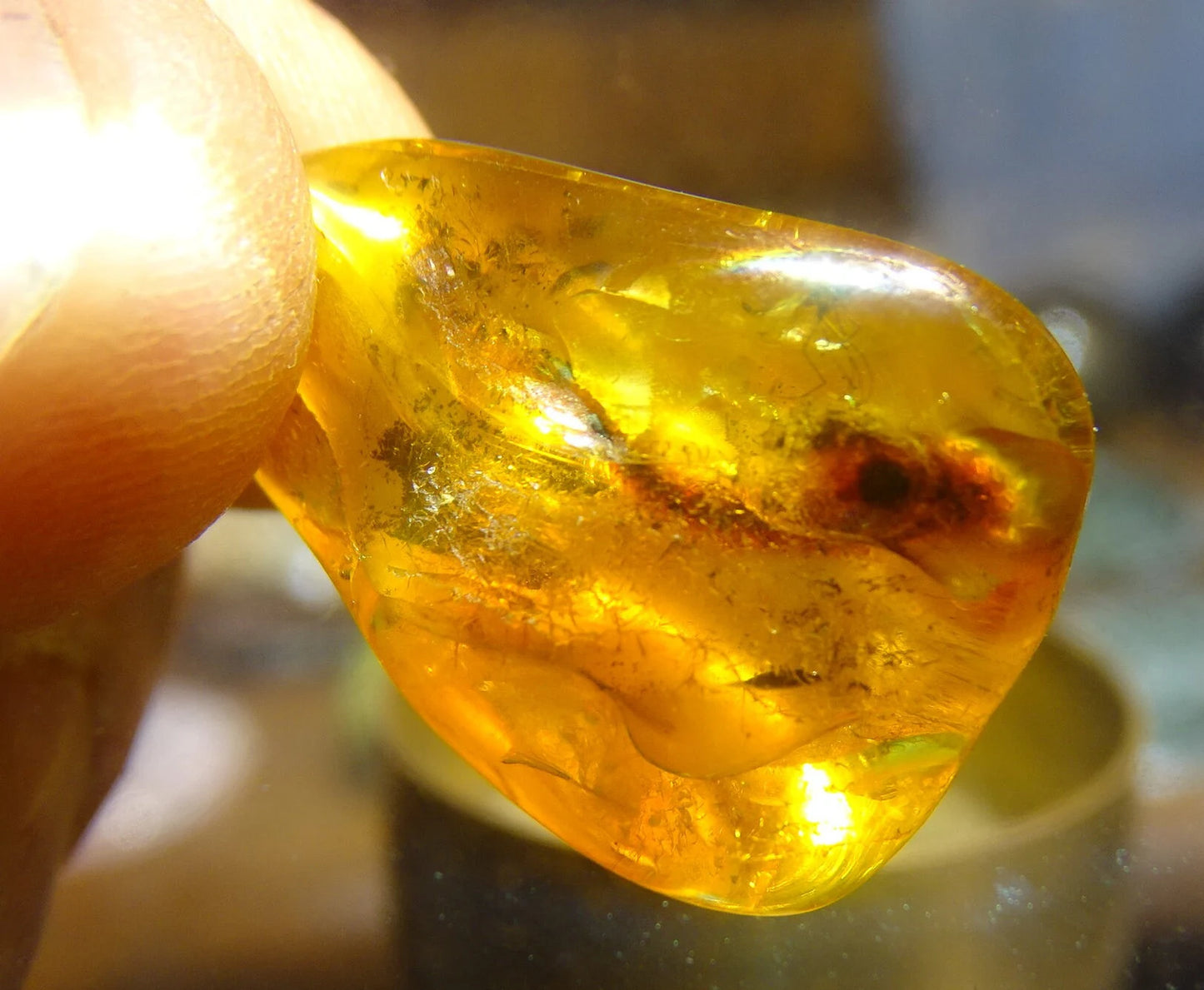 Ambre, spècimen de galet roulé avec insecte à l'intérieur, de 33x20x12 mm. Superbe pièce pour bijouterie ou collection !