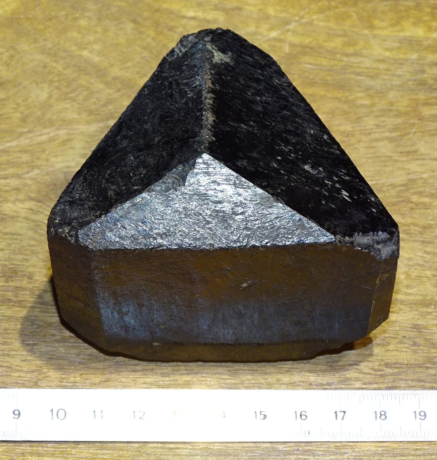 Tourmaline noire, spécimen naturel à 3 faces de 80 x 65 x 70 mm - 555 grammes. Une très belle et unique pièce !