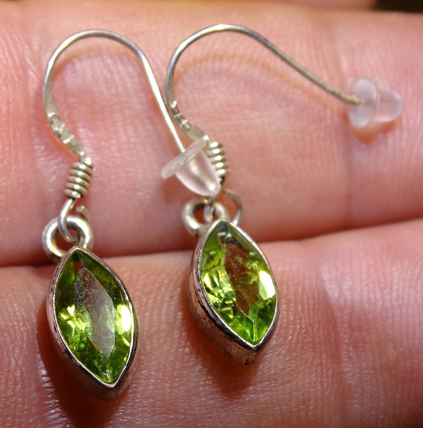 Boucles d'oreilles en Péridot, qualité A à AA. Vendu en finition Argent, une véritable paire de merveilles, parfait !