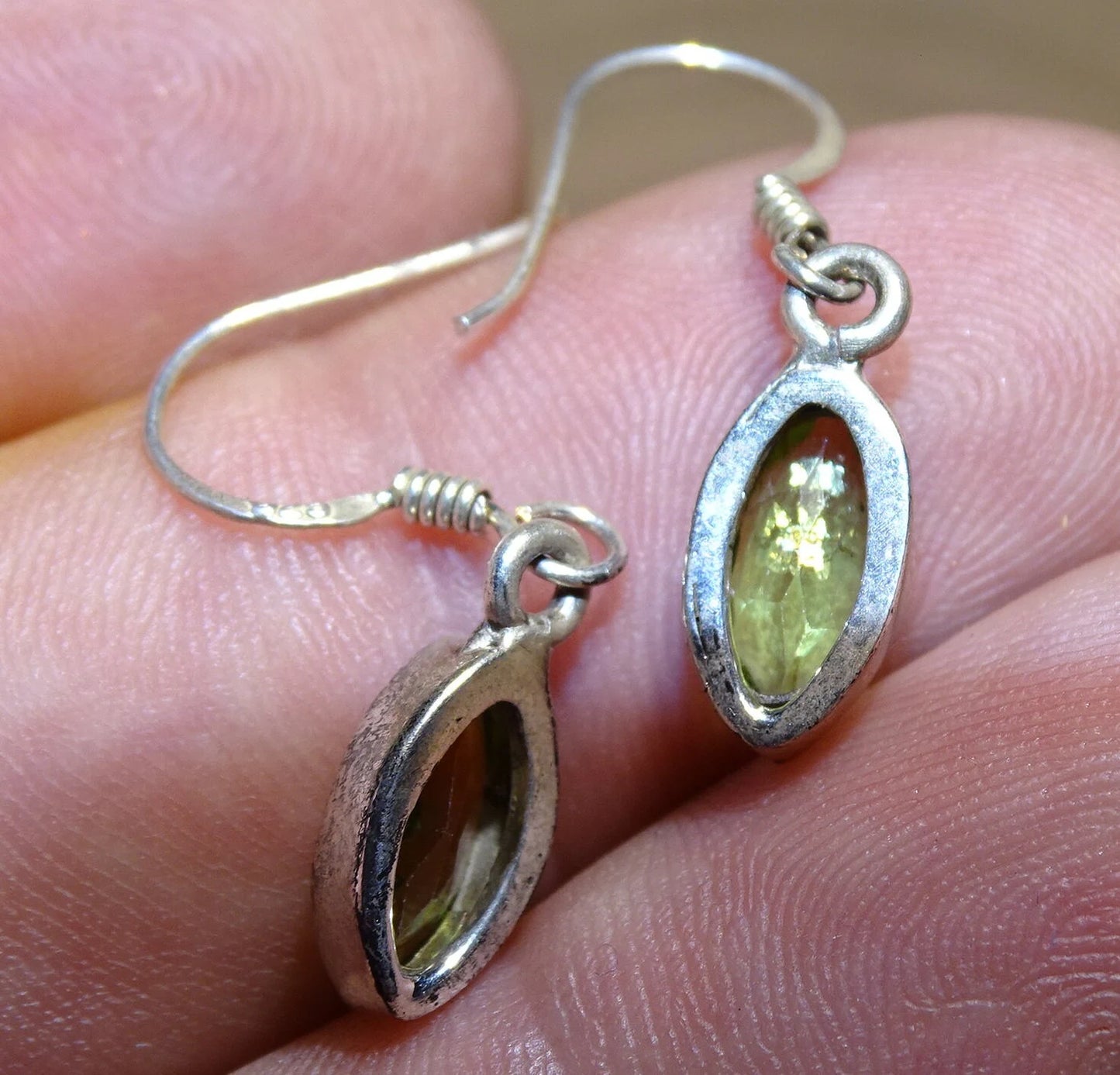 Boucles d'oreilles en Péridot, qualité A à AA. Vendu en finition Argent, une véritable paire de merveilles, parfait !