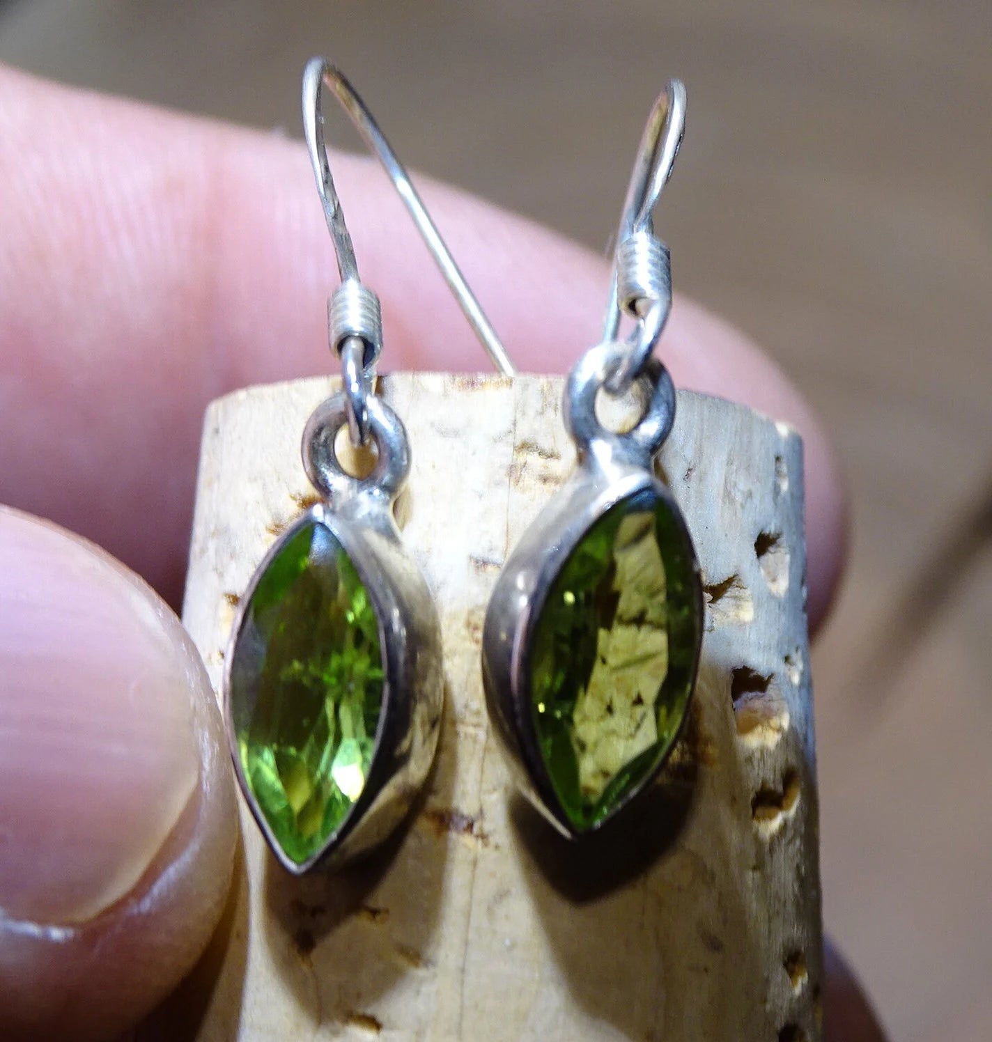 Boucles d'oreilles en Péridot, qualité A à AA. Vendu en finition Argent, une véritable paire de merveilles, parfait !
