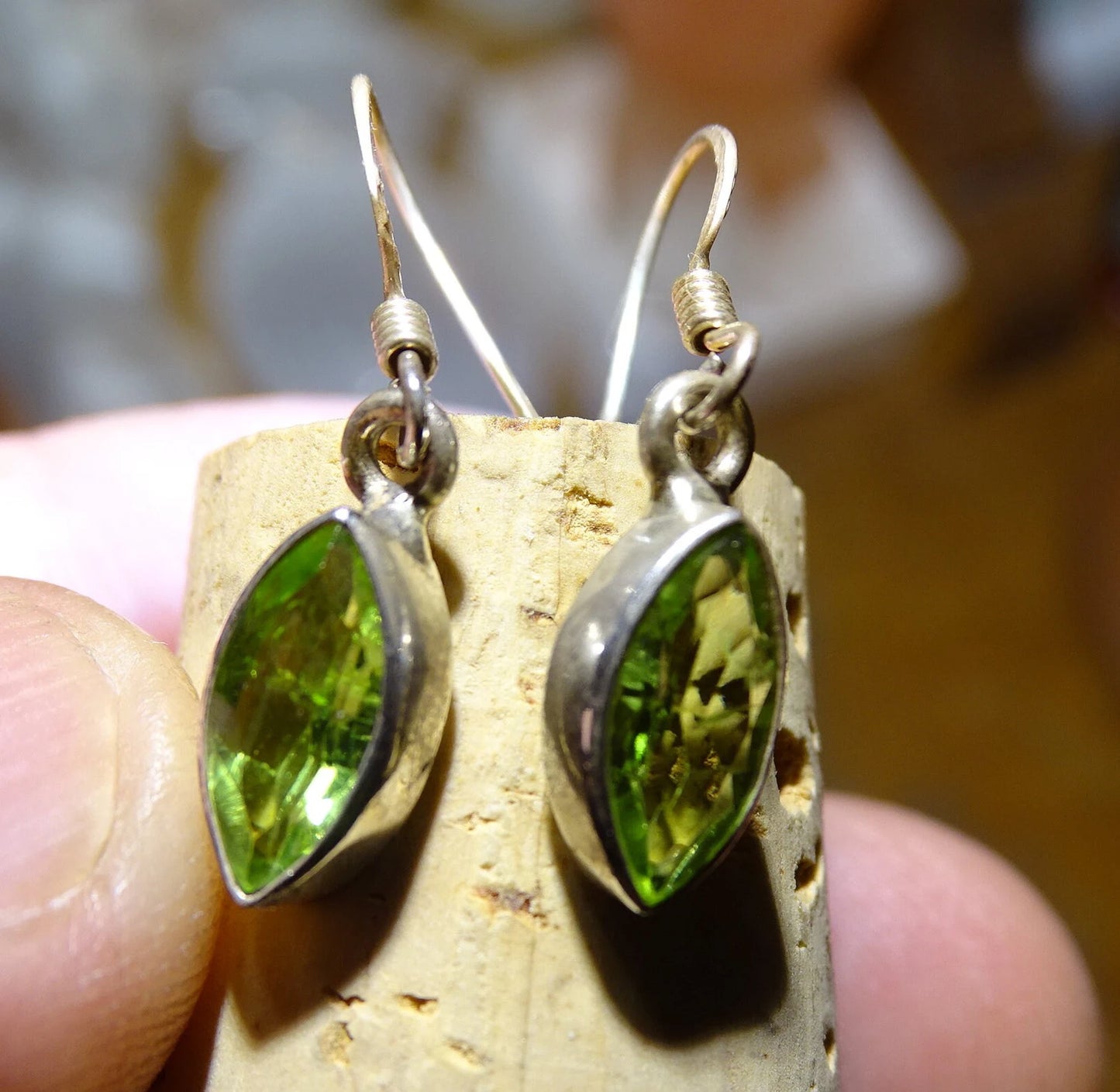 Boucles d'oreilles en Péridot, qualité A à AA. Vendu en finition Argent, une véritable paire de merveilles, parfait !