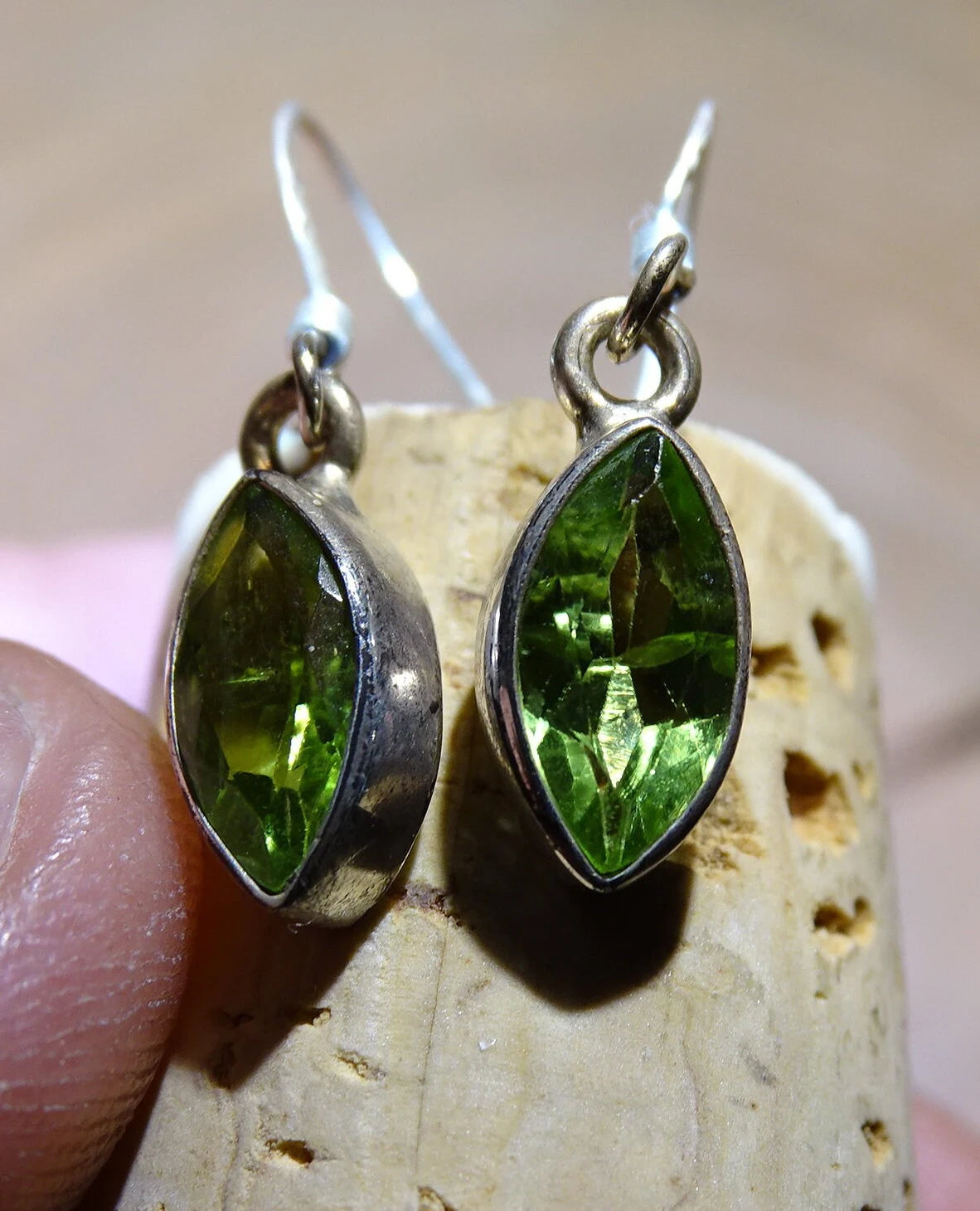 Boucles d'oreilles en Péridot, qualité A à AA. Vendu en finition Argent, une véritable paire de merveilles, parfait !