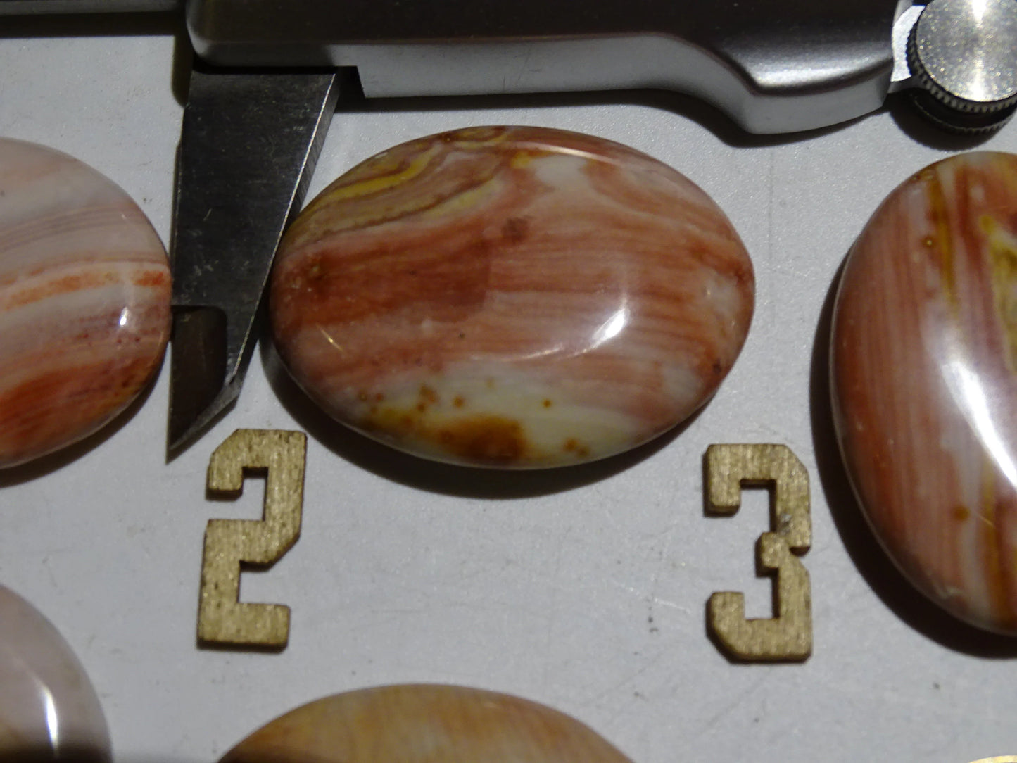 Agate/ Jaspe rose, magnifiques galets de 40 x 30 x 10 mm - 21 grammes environ. Des formes et des couleurs rares et unique !