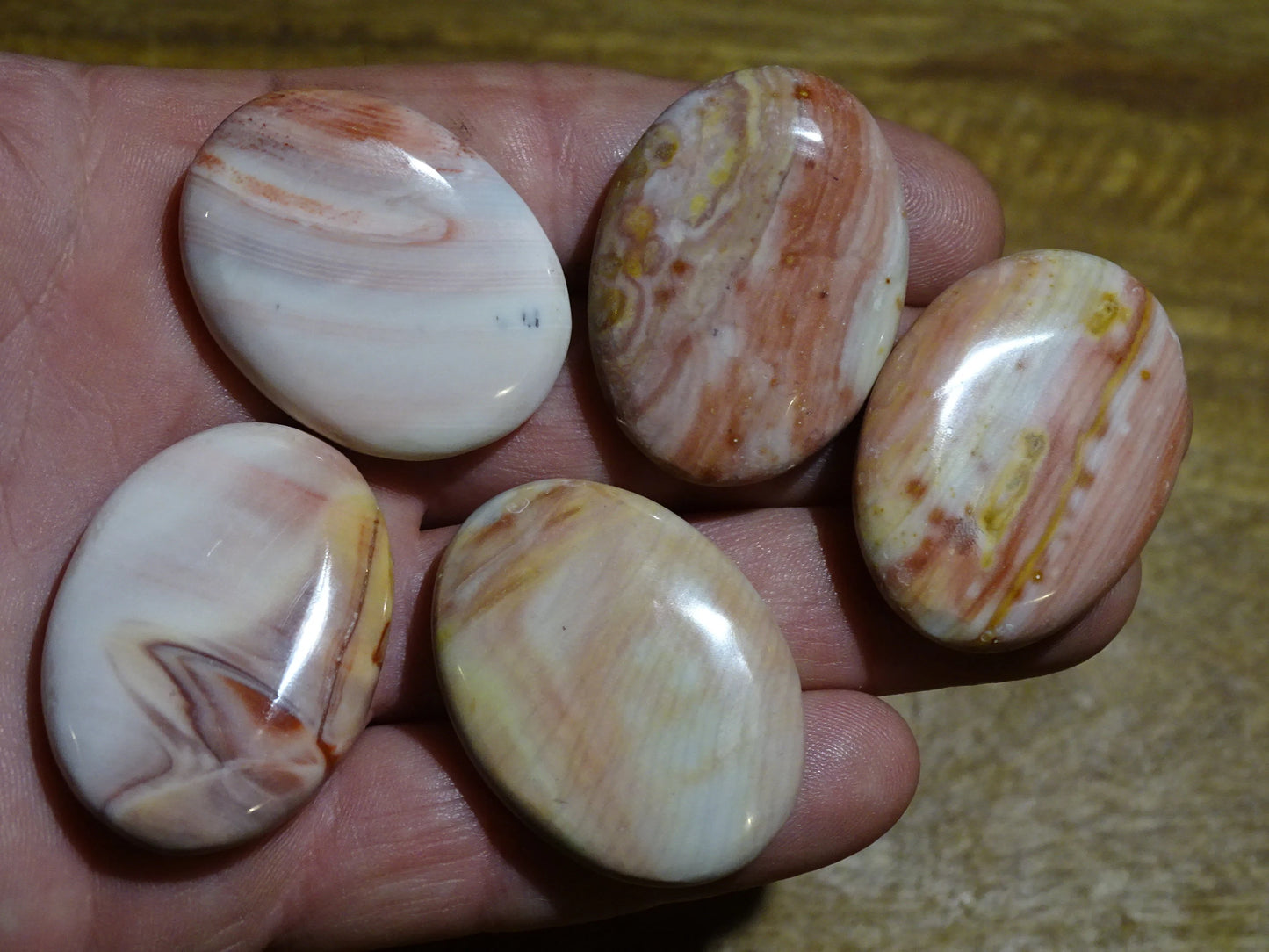 Agate/ Jaspe rose, magnifiques galets de 40 x 30 x 10 mm - 21 grammes environ. Des formes et des couleurs rares et unique !