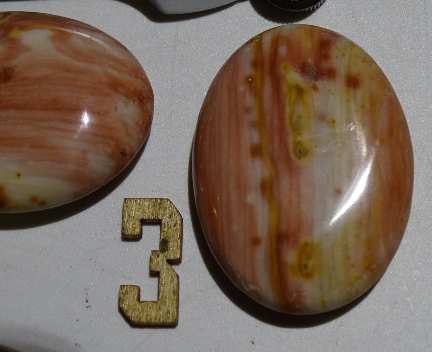 Agate/ Jaspe rose, magnifiques galets de 40 x 30 x 10 mm - 21 grammes environ. Des formes et des couleurs rares et unique !