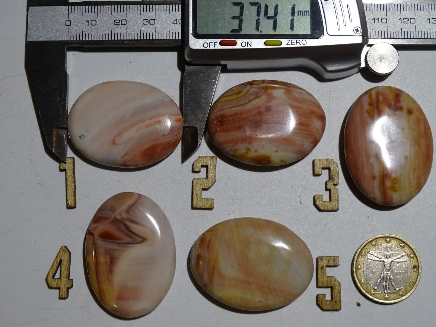 Agate/ Jaspe rose, magnifiques galets de 40 x 30 x 10 mm - 21 grammes environ. Des formes et des couleurs rares et unique !
