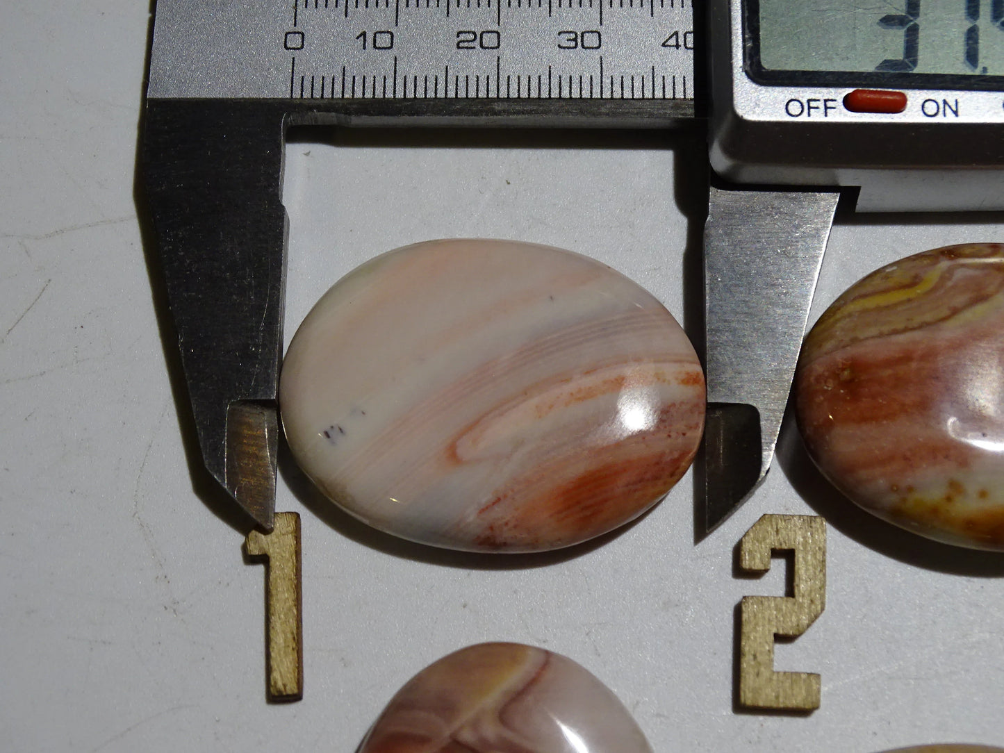 Agate/ Jaspe rose, magnifiques galets de 40 x 30 x 10 mm - 21 grammes environ. Des formes et des couleurs rares et unique !