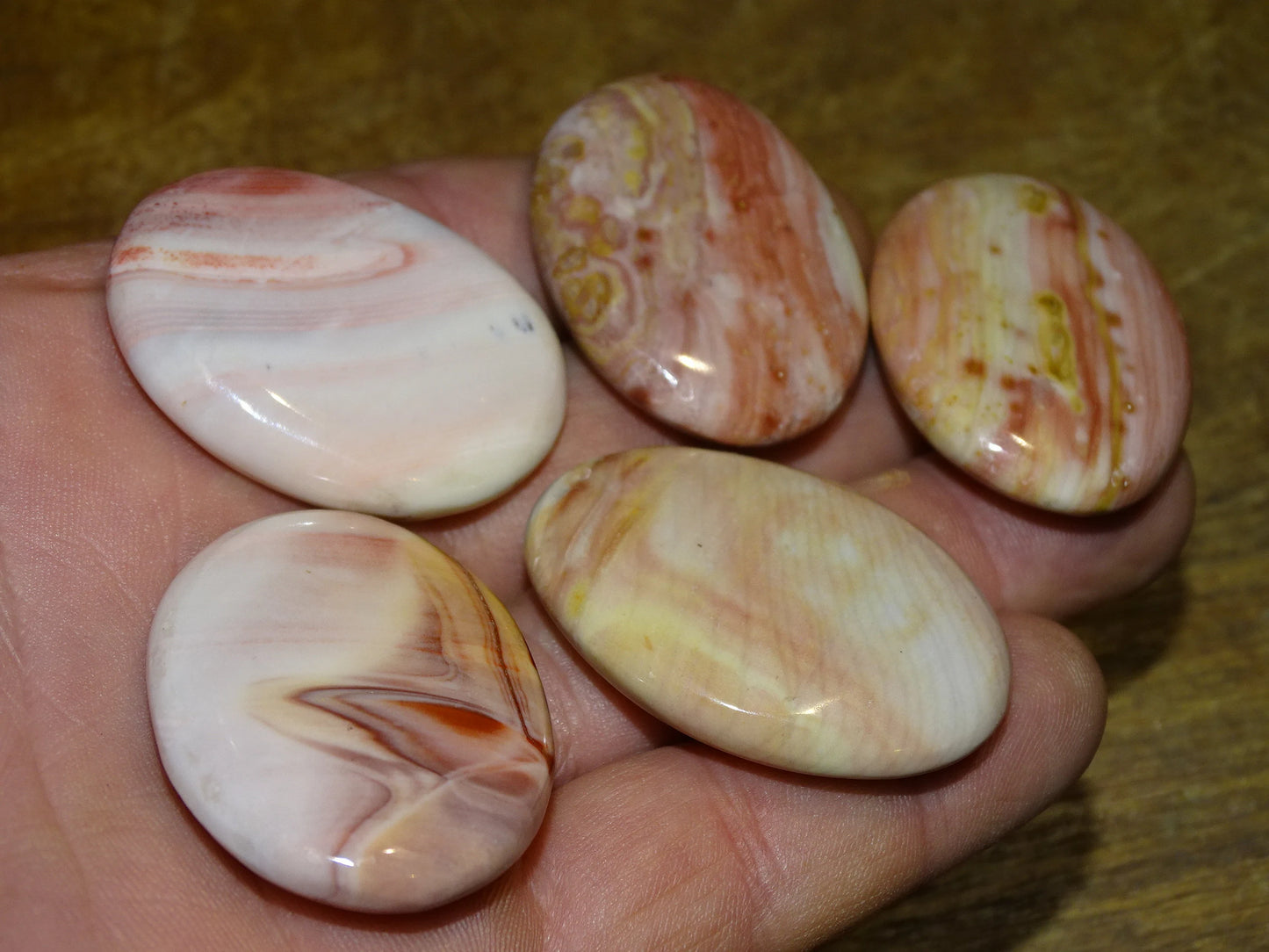 Agate/ Jaspe rose, magnifiques galets de 40 x 30 x 10 mm - 21 grammes environ. Des formes et des couleurs rares et unique !