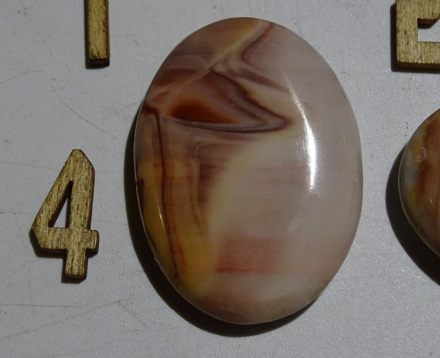 Agate/ Jaspe rose, magnifiques galets de 40 x 30 x 10 mm - 21 grammes environ. Des formes et des couleurs rares et unique !
