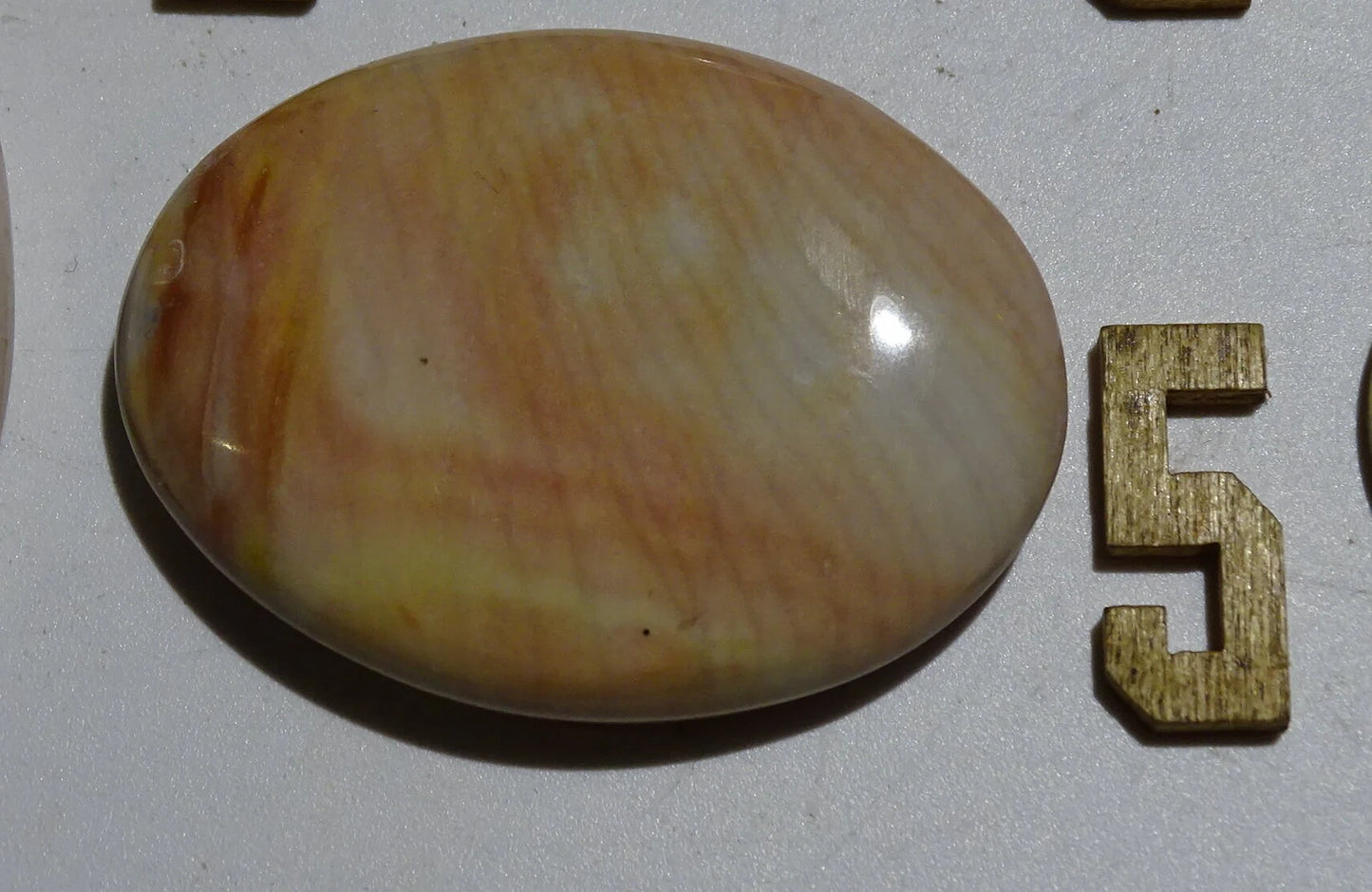 Agate/ Jaspe rose, magnifiques galets de 40 x 30 x 10 mm - 21 grammes environ. Des formes et des couleurs rares et unique !