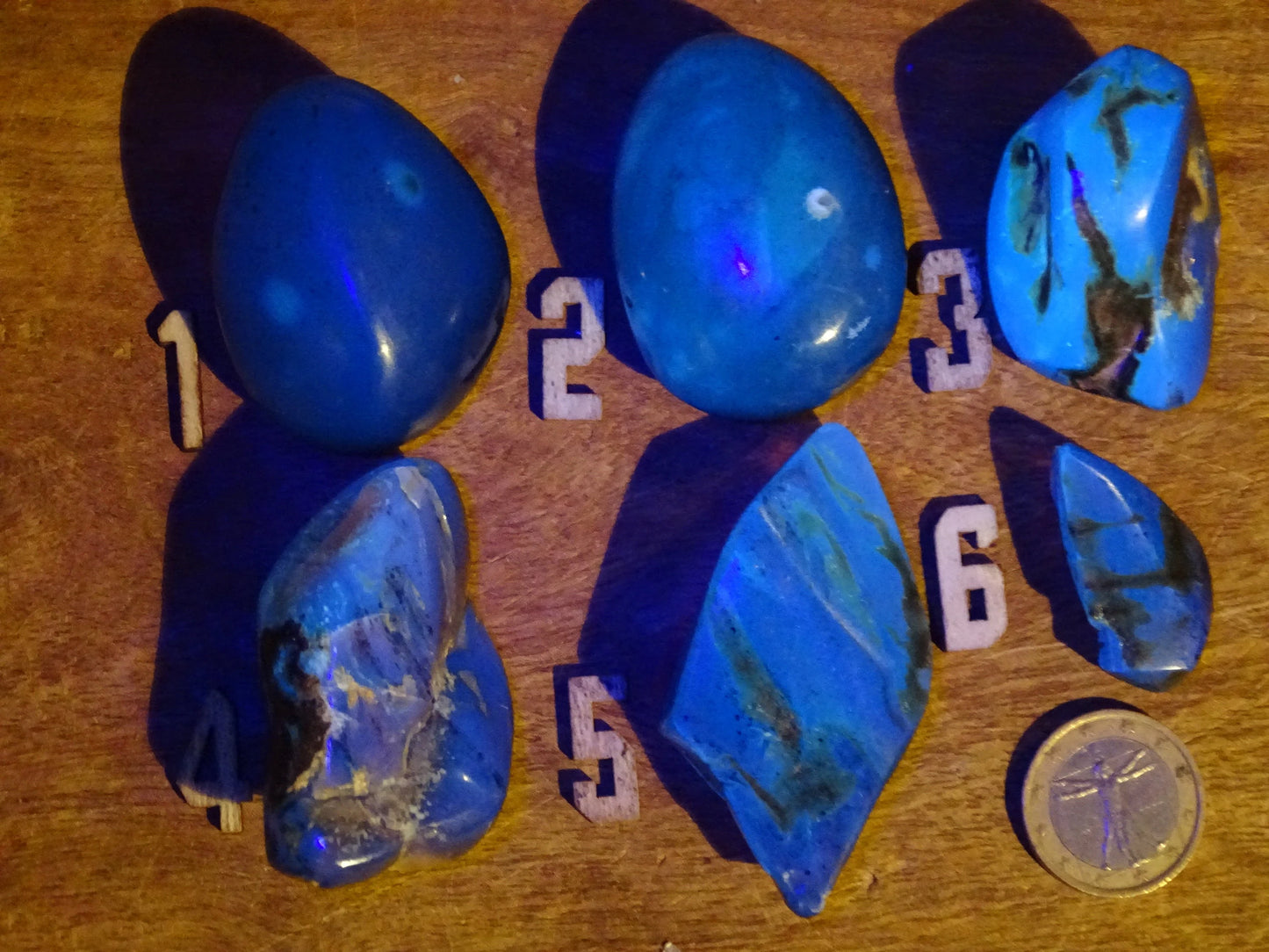 Ambre bleu de Sumatra, sélection de galets polis, couleur 'cerise/ ambre cognac'. Très belle qualité, en transparence vous verrez des reflets rouges ambrés incroyables et un bleu envoutant sous une lampe U.V. !