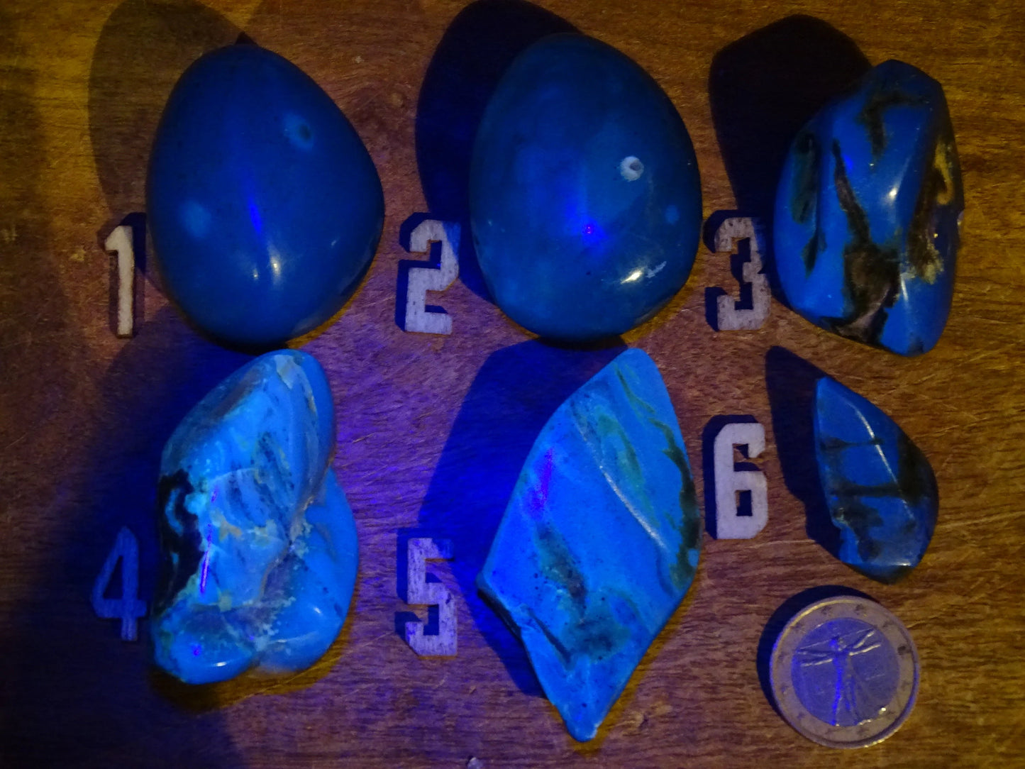 Ambre bleu de Sumatra, sélection de galets polis, couleur 'cerise/ ambre cognac'. Très belle qualité, en transparence vous verrez des reflets rouges ambrés incroyables et un bleu envoutant sous une lampe U.V. !