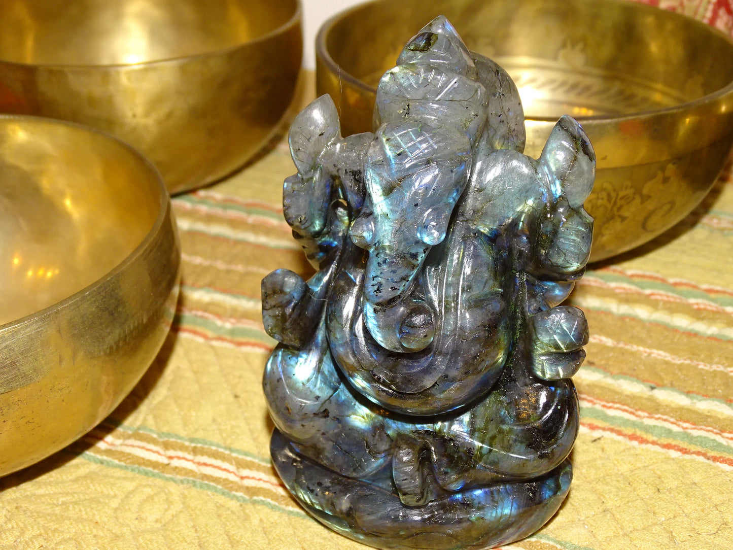 Ganesh en pierre de 'labradorite', fait main, taille de 115 millimètres de hauteur x 85 x 48 - 510 grammes. Superbe pièce aux reflets bleutés incroyable pour 1 divinité Hindouiste éternelle !