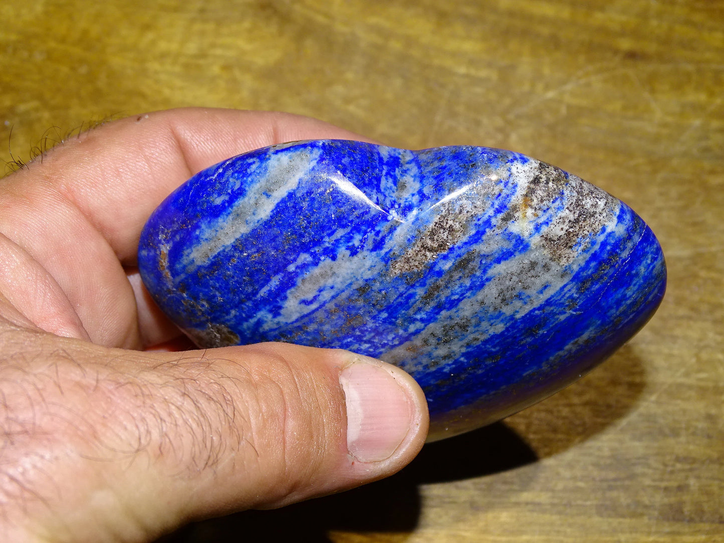 Coeur en lapis lazuli de taille L, 8,6 x 7,2 x 2,6 centimètres - 300gr. Belles finitions, des veines de pyrite dorée naturelles, le bleu des pharaons, magnifique pièce !