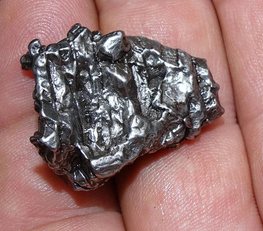 Météorite Campo Del Cielo d'Argentine de 31x25x22 mm - 32,9 gr. Très belle qualité, morceau entier et compact !