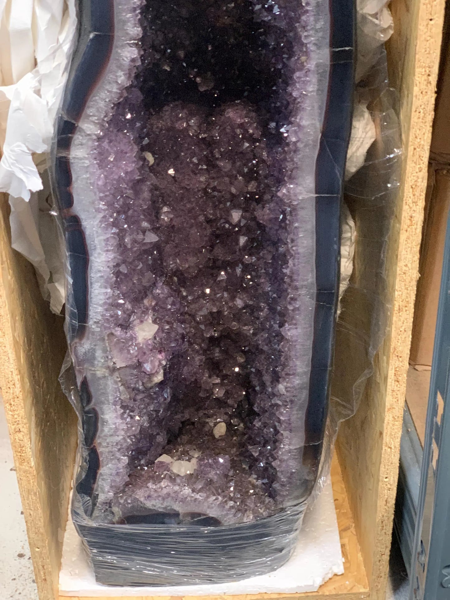 Géode d'améthyste 'cathédrale' de 36,5 kg - 90 x 17 cm. Superbe qualité AA, en provenance du Brésil. Incroyables effets positifs pour vos collections, expositions...parfait !