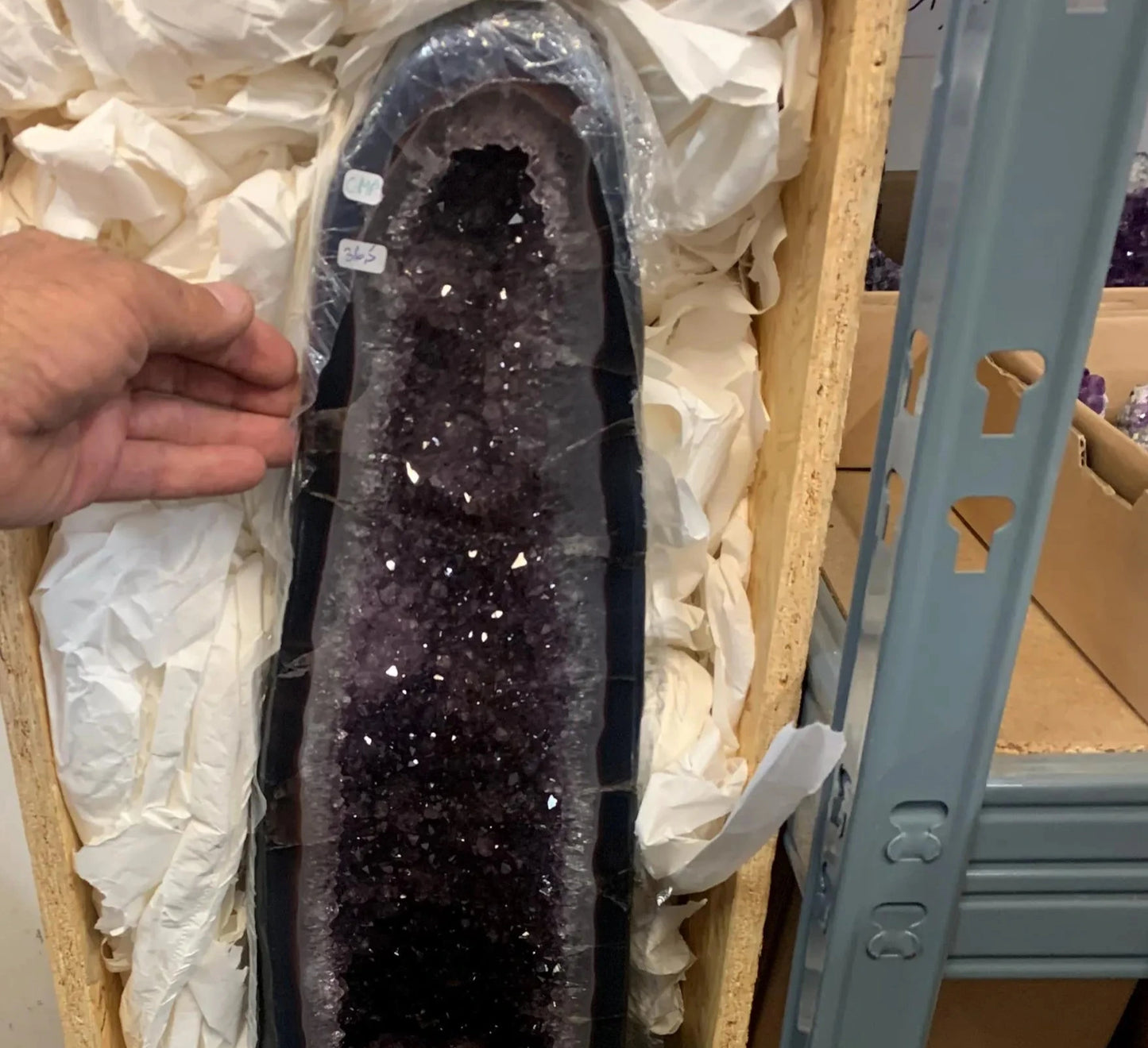 Géode d'améthyste 'cathédrale' de 36,5 kg - 90 x 17 cm. Superbe qualité AA, en provenance du Brésil. Incroyables effets positifs pour vos collections, expositions...parfait !